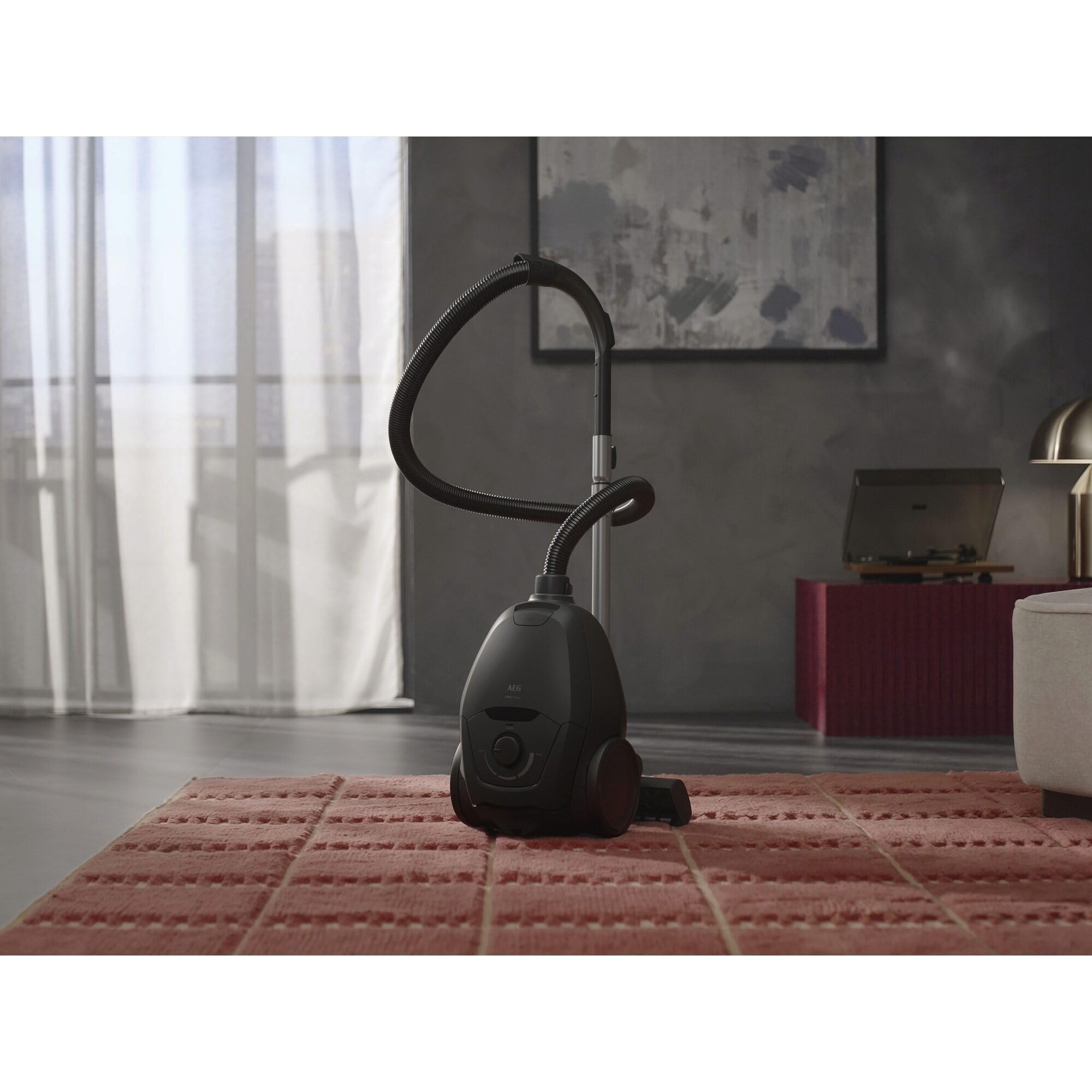 AEG Staubsauger mit Beutel, besonders leise 64 dB, kraftvolle 750 W, ergonomischer Handgriff, 12 m Aktionsradius, HEPA Allergy Plus Filter, AllFloor Düse für Hart- und Teppichböden, Schwarz, VX83‑2EBR | 750 W, 3,5 l, Geräuschpegel 64 dB(A), Staubsauger mi