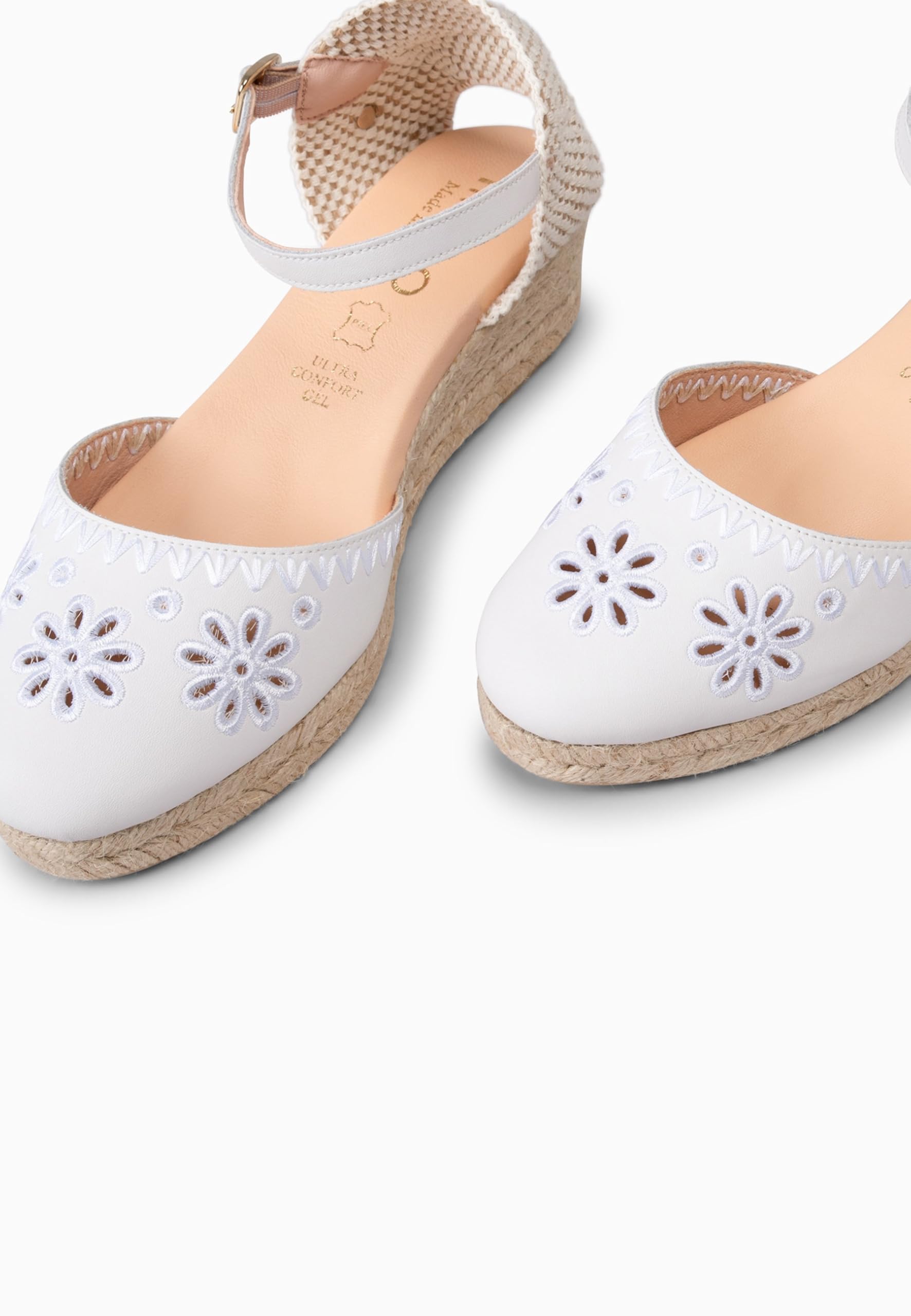 miMaO. Sandalia elegante de esparto de piel con grabado y cuña baja. Artesanía Española