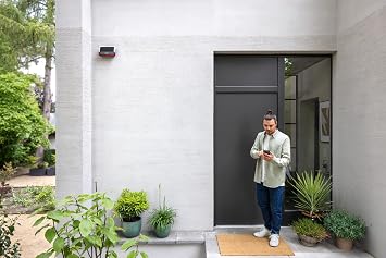 Bosch Smart Home outdoor siren, wireless alarm system, warns by 3-fold alarm audible, visible and via push notification White