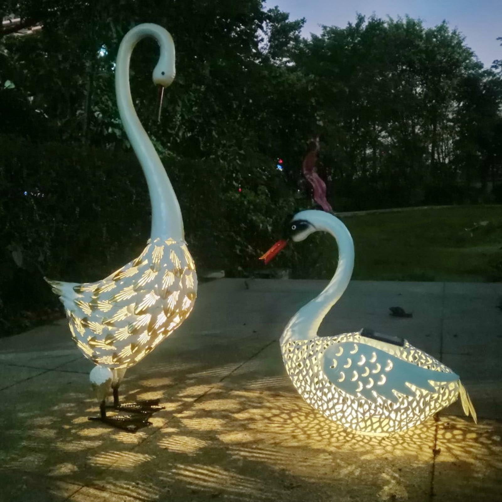 Cisne Solar Figura Decorativa Luz Ornamental de Jardín Metal Personalizado Silueta Detallada para Ambientar Césped Patio Espacios Aire Libre, Cisne Bajo Con Luz — 35.5 14 39.5CM