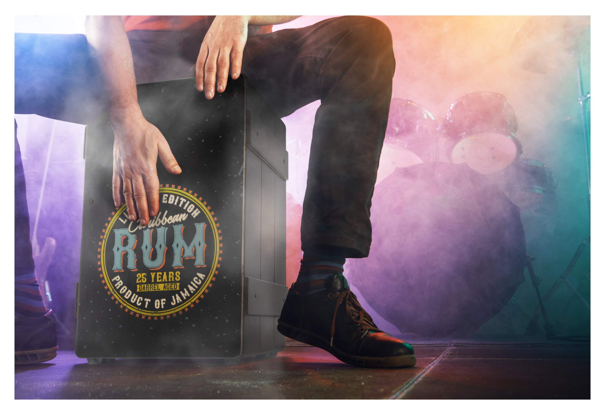 XDrum Design Series Cajon "Rum", Cajón de diseño con estampado vintage | Puerto de graves integrado, Cuerpo: HPL (High Pressure Laminate), Mitad superior de la superficie de golpe atornillada, 5 cm