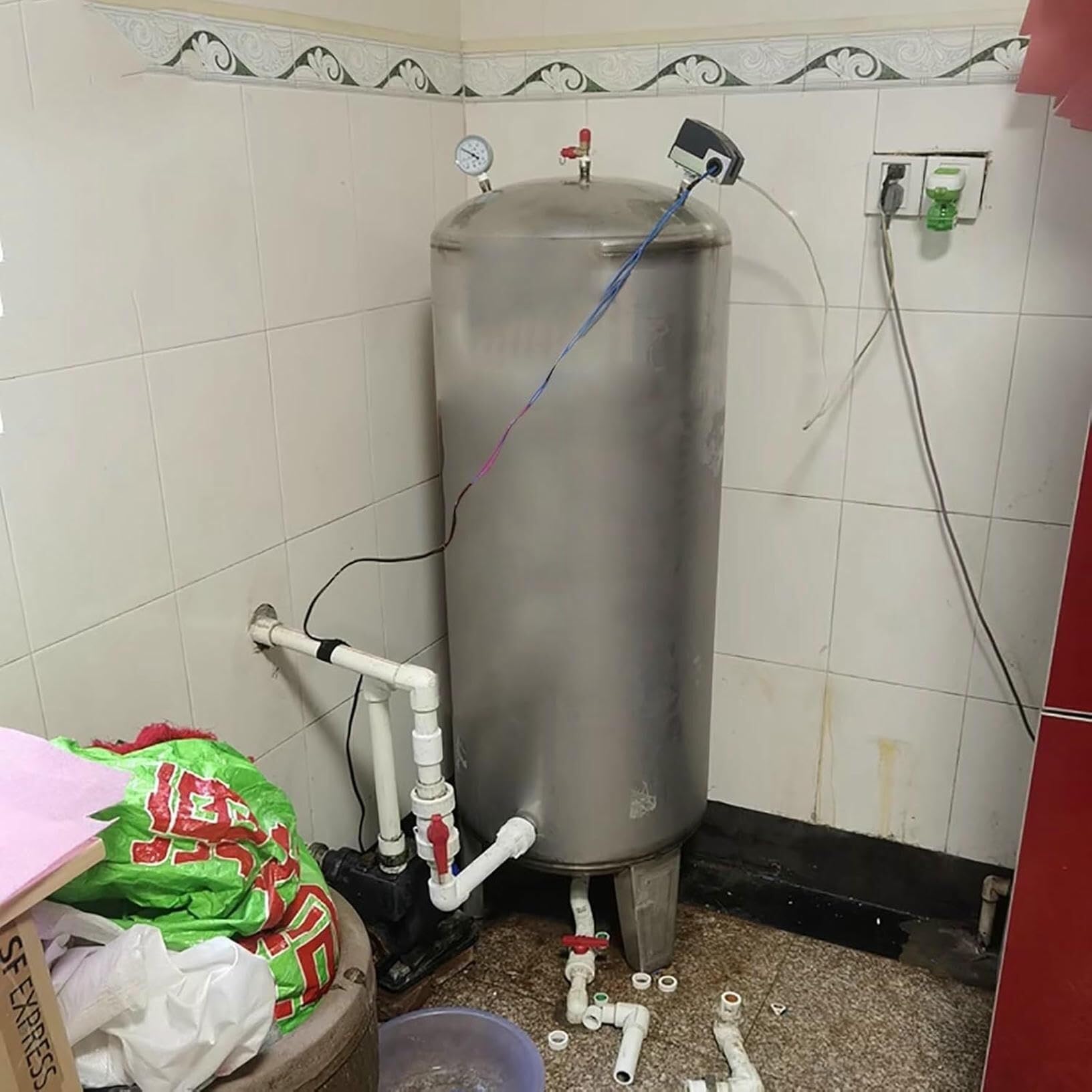 Zbiornik ciśnieniowy ze stali nierdzewnej z zestawem instalacyjnym do podnoszenia wody z kranu i studni