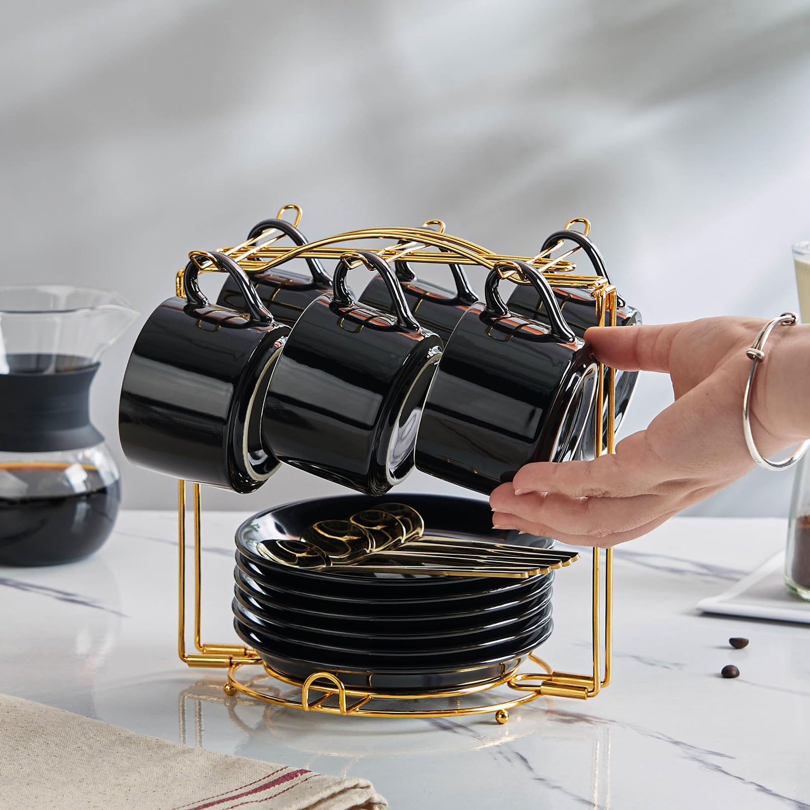 YOLIFE Espressotassen Set von 6 mit goldenen Löffeln und faltbarem Ständer, 113.4 g schwarze Kaffeetasse und Untertasse Set für Cappuccino, Latte, Americano, Tee, heiße Getränke