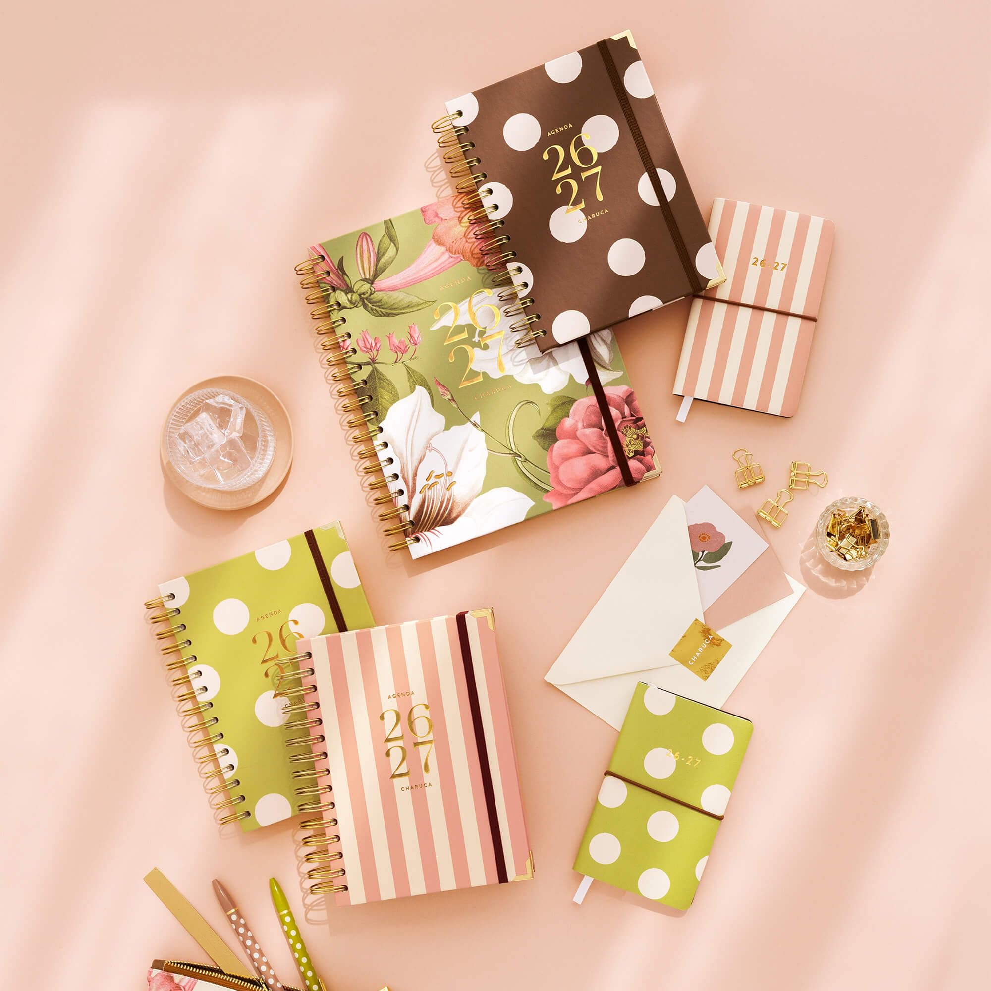 Agenda Charuca 26-27 Académica VISTA DIARIA - Tapa Dura con Detalles Dorados, Tamaño GRANDE - Incluye BOLSA de Tela PROTECTORA y Marcapáginas - Hecho en España. (CHOCOLATE LOVE)
