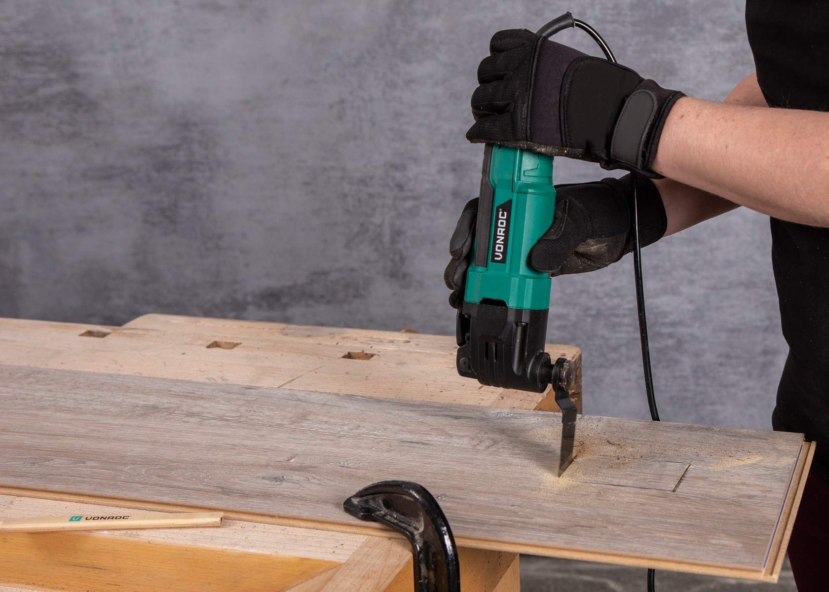 VONROC Oscillerende Multitool 300W - snelwisselsysteem, variabele VONROC Oscillerende Multitool 300W - snelwisselsysteem, variabele