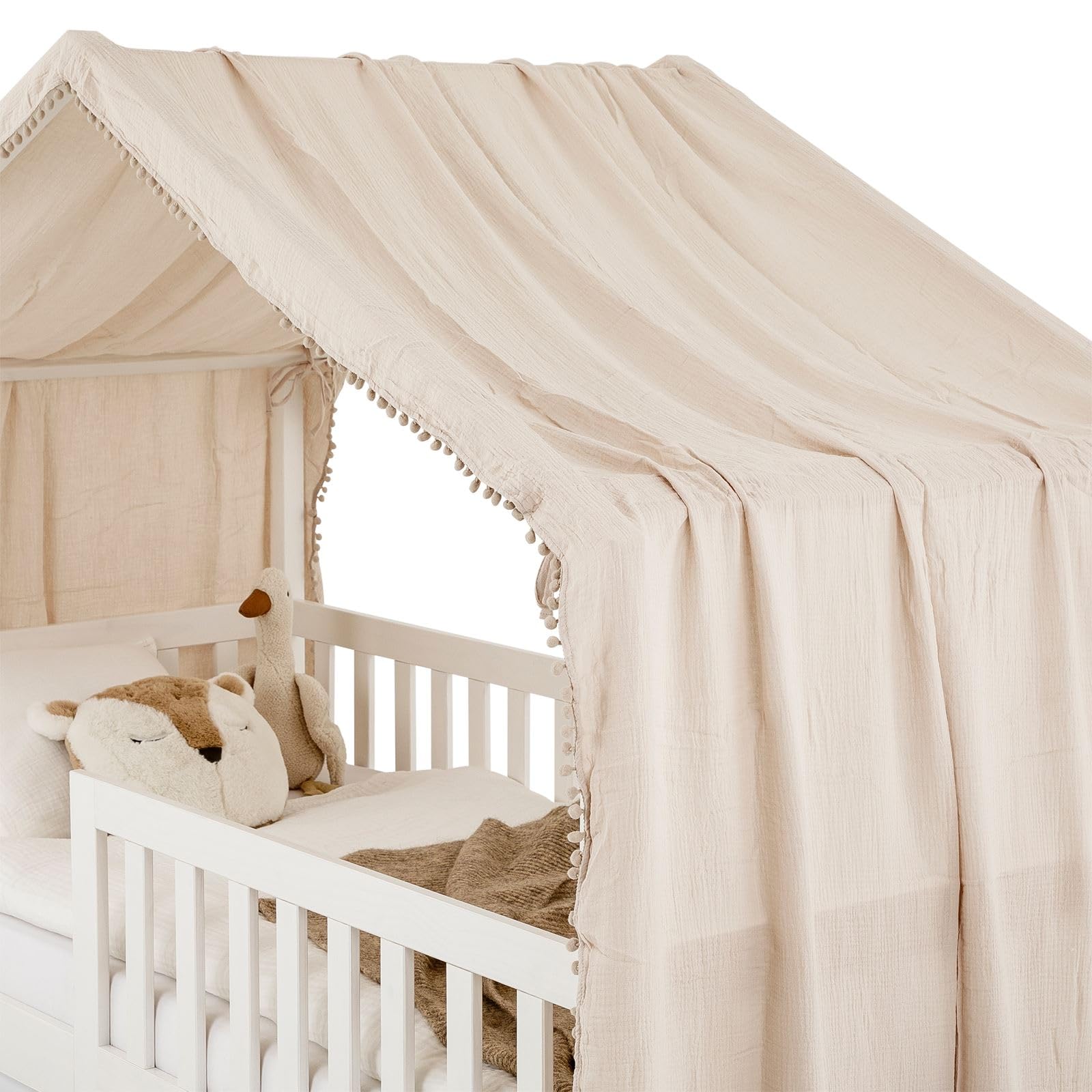 IDIMEX Hausbett-Vorhang LIAN 1 Stück, Beige – aus doppellagigem Musselin mit Pompons an den Seiten, 6 Schlaufen zum Befestigen, Bett Deko für Kinderzimmer, weich & atmungsaktiv