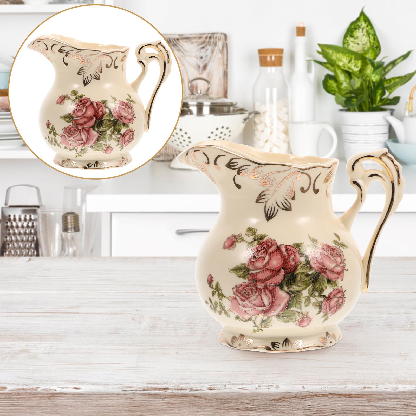 HOMSFOU Pot à Lait Pratique et Élégant Style Européen en Céramique 250ml Pichet à Crème Poignée Ergonomique et Motif Doré Vintage pour Servir Chaud
