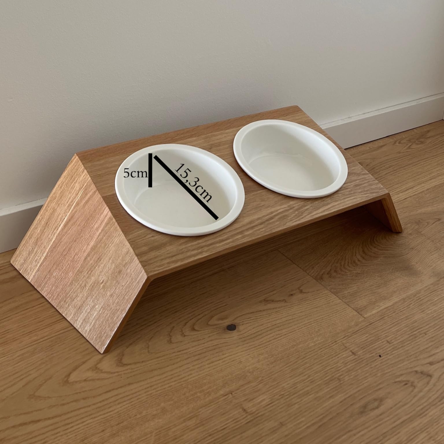 Futternapf Station für Hunde aus Holz mit 2 Keramikschüsseln – Erhöhter Fressnapf mit ergonomischer Neigung, rutschfest, stylisches Design für kleine & mittlere Hunde