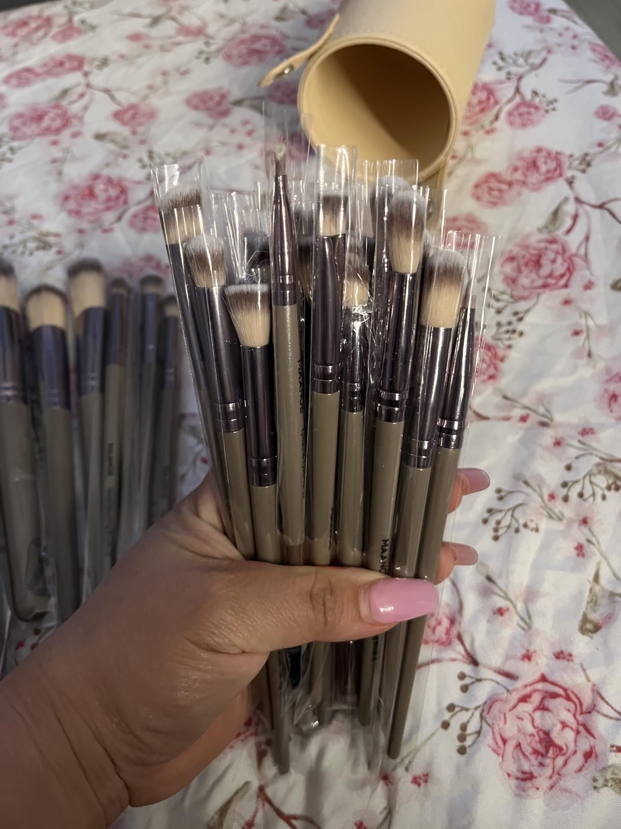 MAANGE 30 Pcs Professional Makeup Brush Set with Travel Case – Kabuki, Foundation, Powder, Blush,Blending& Eyeshadow Brushes, Labeled for Gift-Ready Box,Champagne