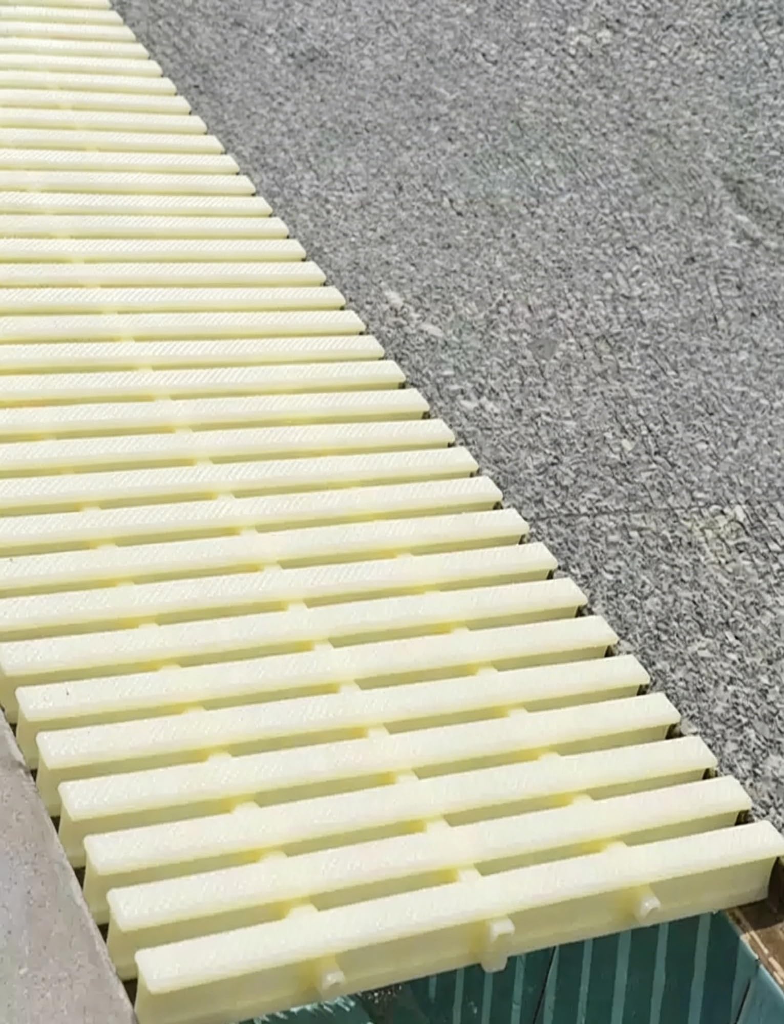 Grille de vidange de piscine pour éviter l'eau stagnante sur le sol