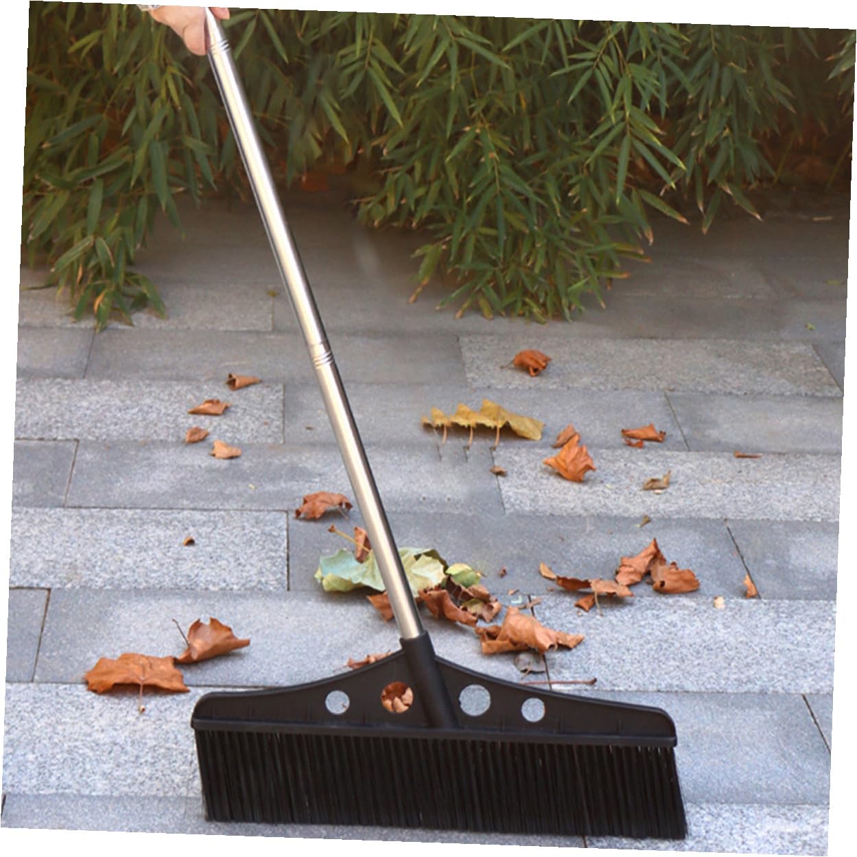 Scopa da Giardino Larga e Resistente con Manico Ergonomico e Impugnatura Comoda, Scopa Spazzatrice Nera in Acciaio Inossidabile e Nylon, per Esterni e Deck