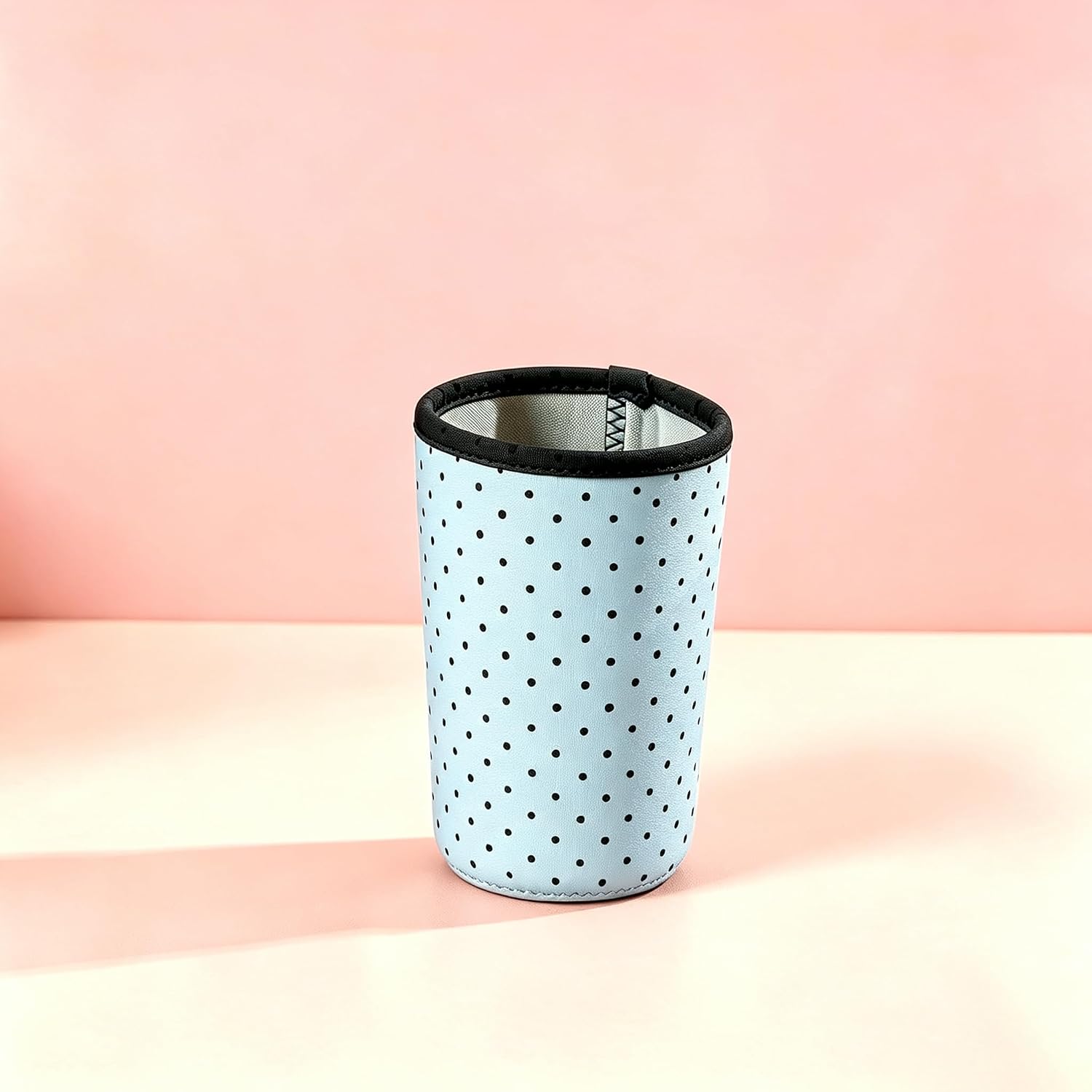 Reusable insulated ice coffee cup cover, ice coffee beverage cup holder (black and white polka dot pattern), made of coffee neoprene rubber, suitable for both hot and cold beverages, 16-18 ounces