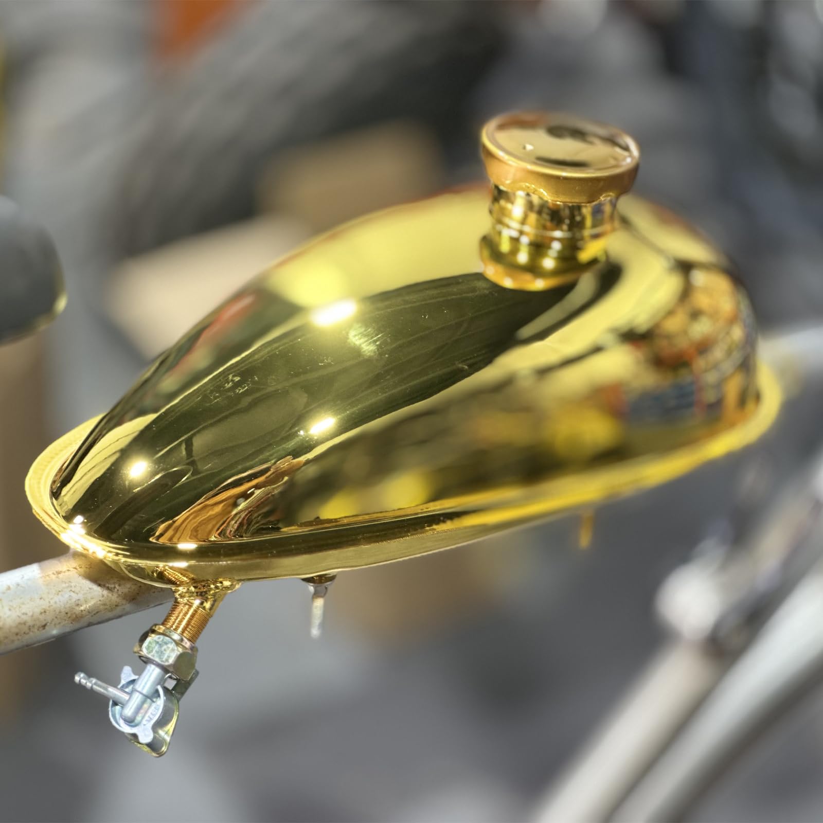 Depósito de combustible mejorado de 2 l con revestimiento brillante de 0.53 galones con rosca interna con tapa para motor de bicicleta motorizada de 80 cc, 66 cc y 49 cc (dorado)