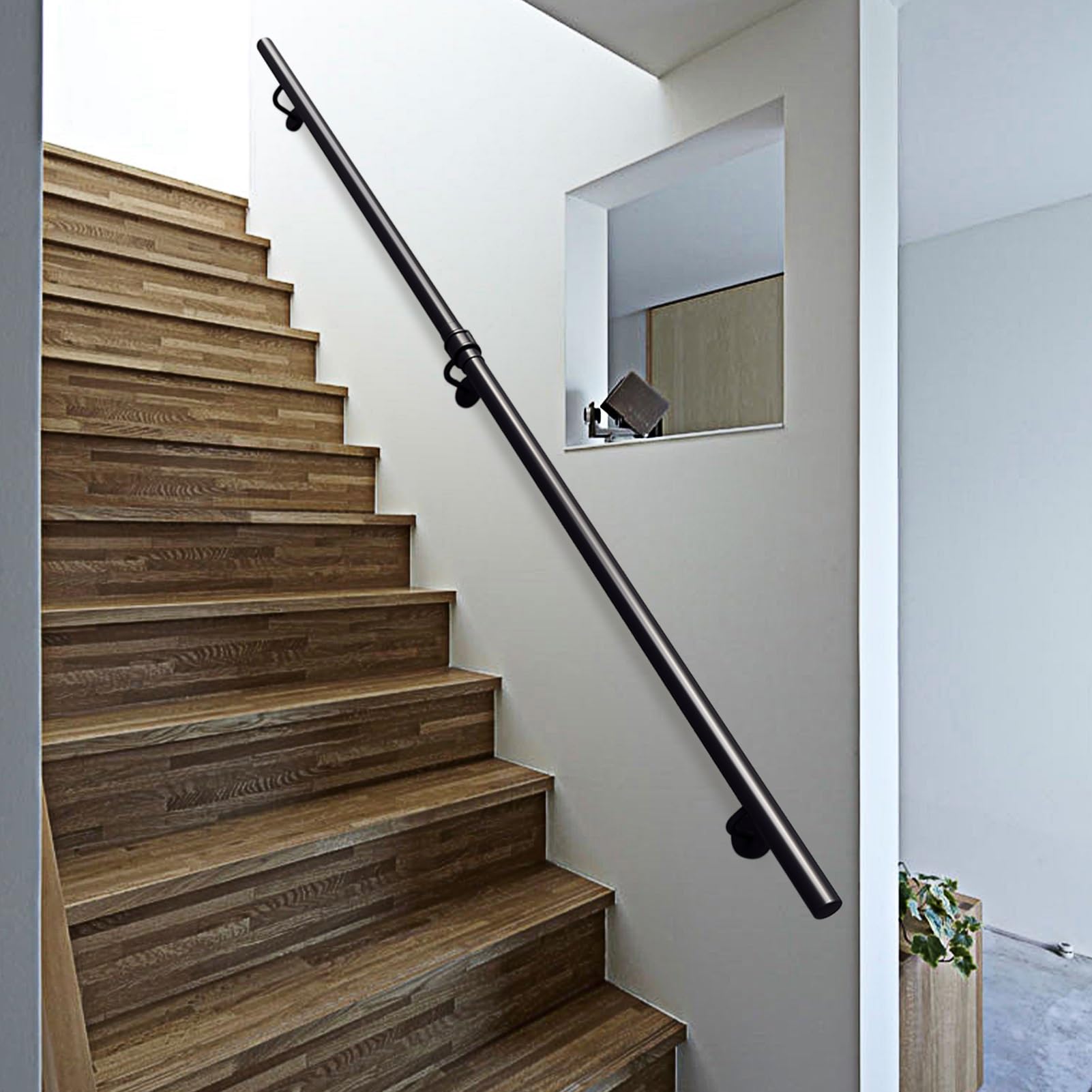 Rampe d'escalier en fer forgé noir au design élégant et épuré