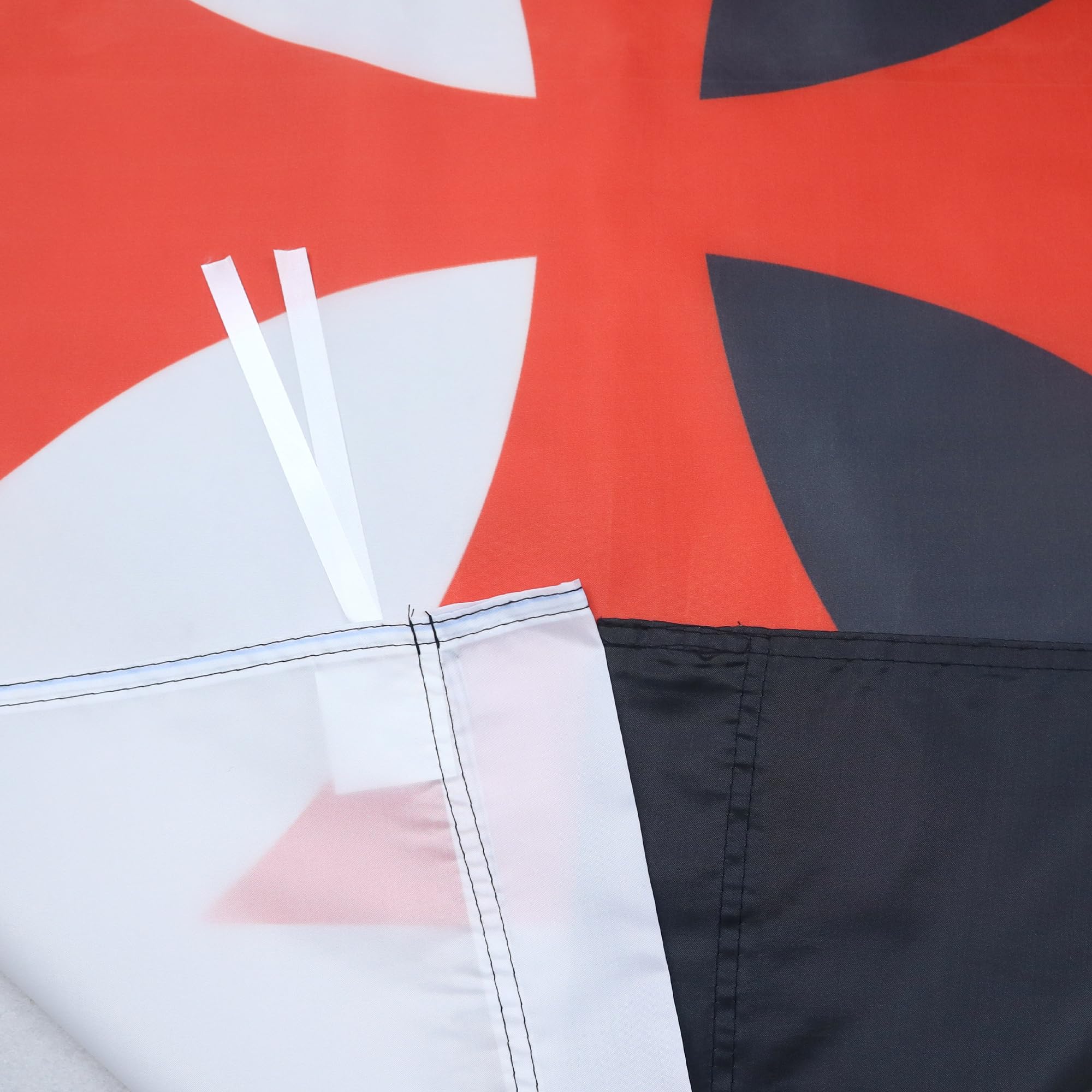 Drapeau Templiers Baussant en Polyester 100D avec Fourreau, 90cm x 60cm