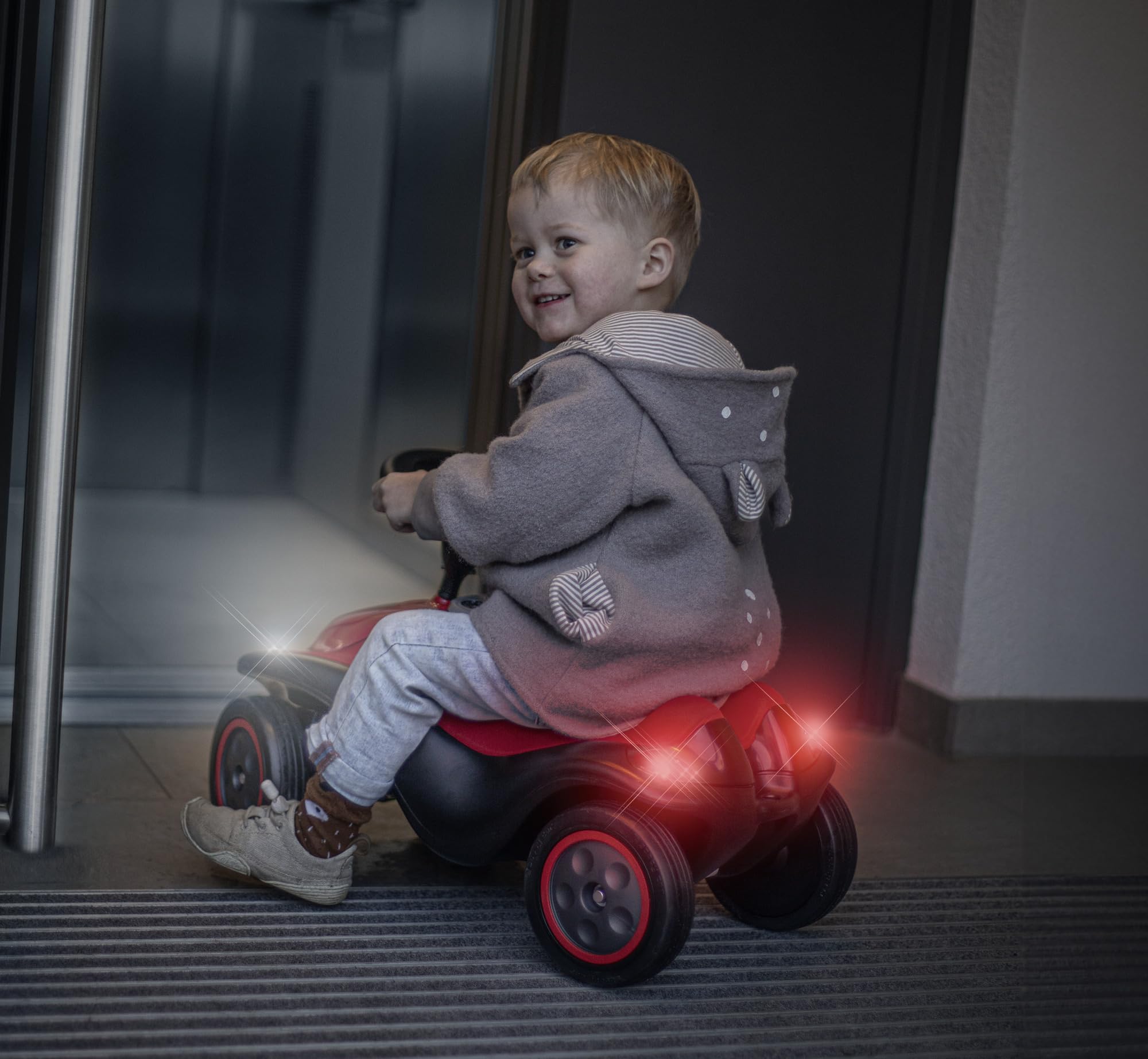 Big Bobby Car Next 2.0 (rot) - Rutschauto ab 1 Jahr mit LED-Licht, Stauraum, Sound-Lenkrad, Flüsterreifen und neuen Funktionen, Fahrzeug für Kinder von 1-5 Jahre (max. 50 kg)