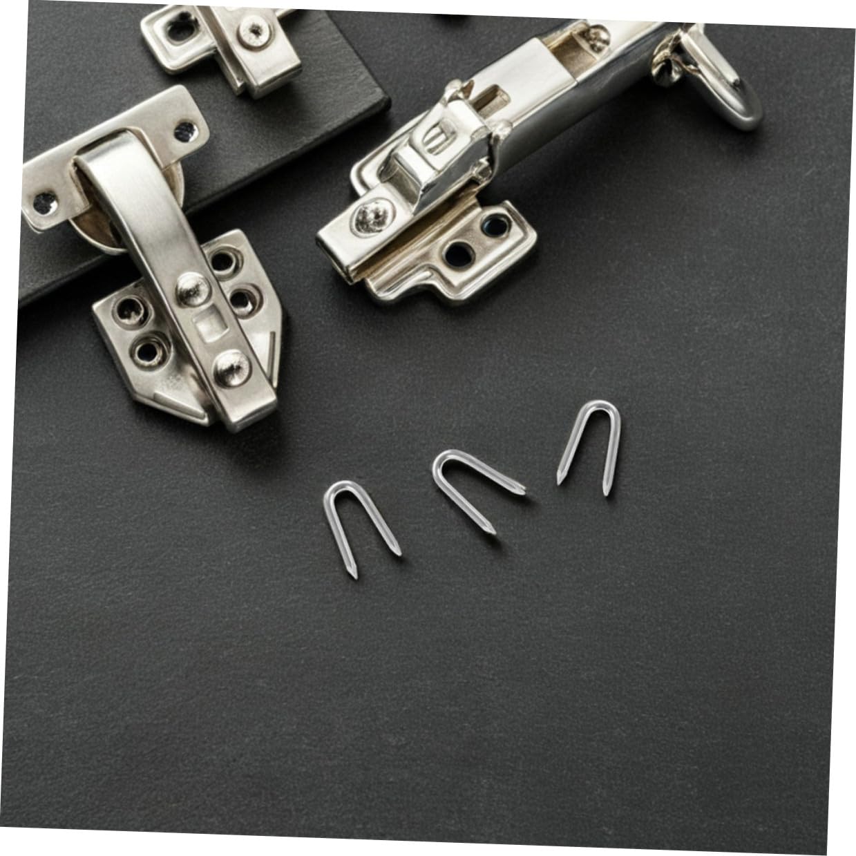200pcs Galvanized U-Shaped Fence Nails Wire Fencing Staples for Garden and Farm Wire Mesh Securing Heavy Duty 1-inch Fence Clips for Outdoor Use
