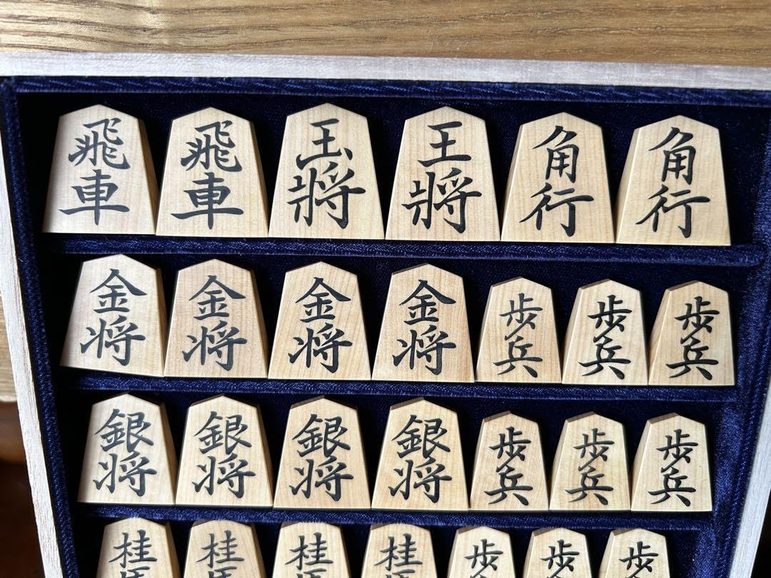 Amazon | 将棋駒 勝月作 島黄楊 赤系柾目 菱湖書 彫埋駒 | 将棋 | おもちゃ