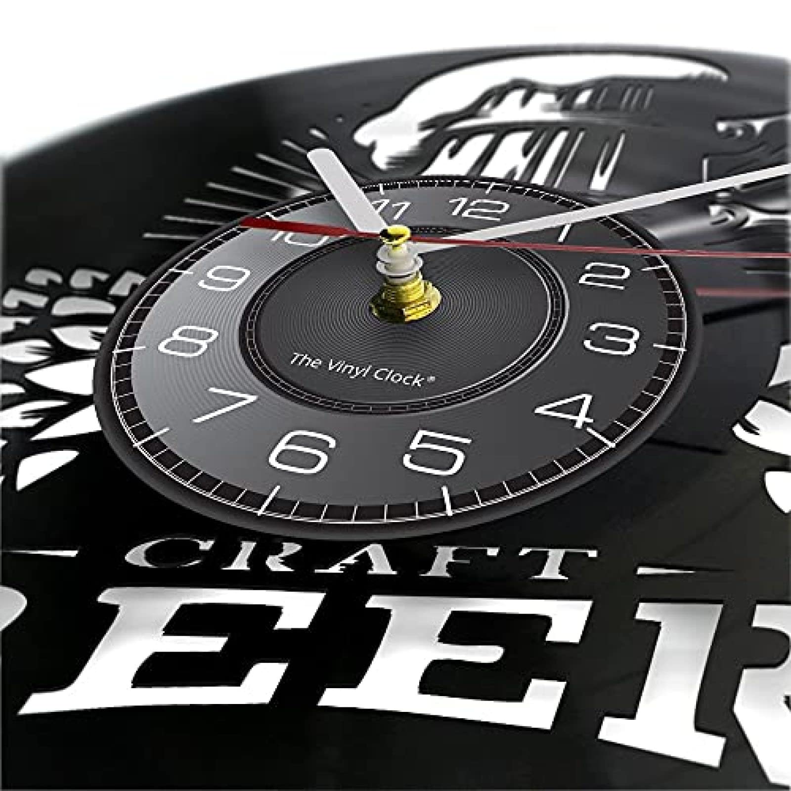 Het Bier Wordt In Mok Schuim Gegoten Die Tegen De Achtergrond Van Een Vat Tarwe Lekken Oktoberfest Image126745417