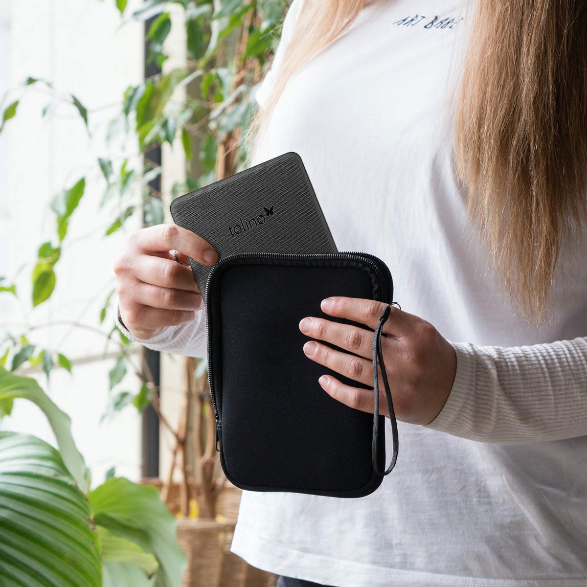 kwmobile Neoprenowe etui na czytnik e-booków rozmiar 15.2 cm – uniwersalne etui na e-booki z zamkiem błyskawicznym – czarne