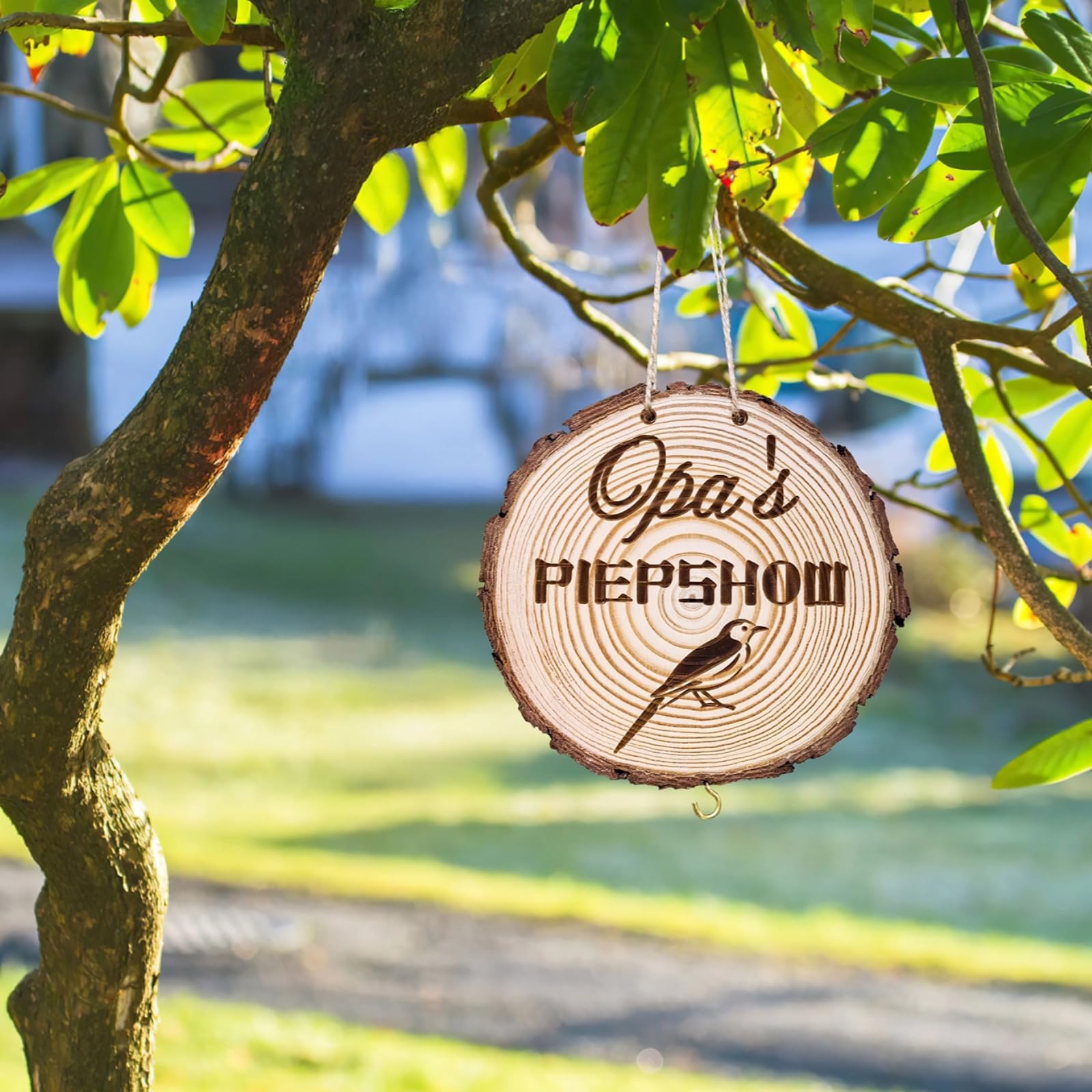 Holz Vogel-Futter-Schild beidseitig graviert, handgeschnitzte Gartenplakette, besondere Outdoor-Deko für Hof und Garten, witziges Geschenk für Opa, liebevolle Geschenkidee für Großvater
