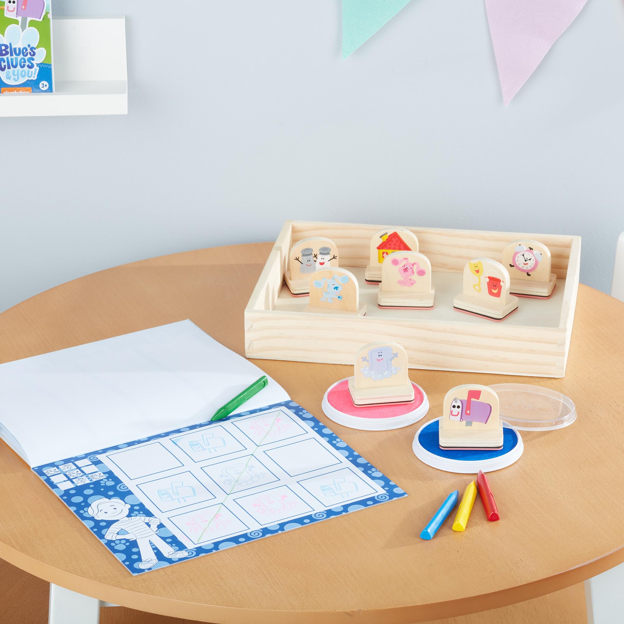 Melissa & Doug Blue's Clues & You! Zestaw pieczątek z drewnianą rączką i zeszyt ćwiczeń (15 elementów)