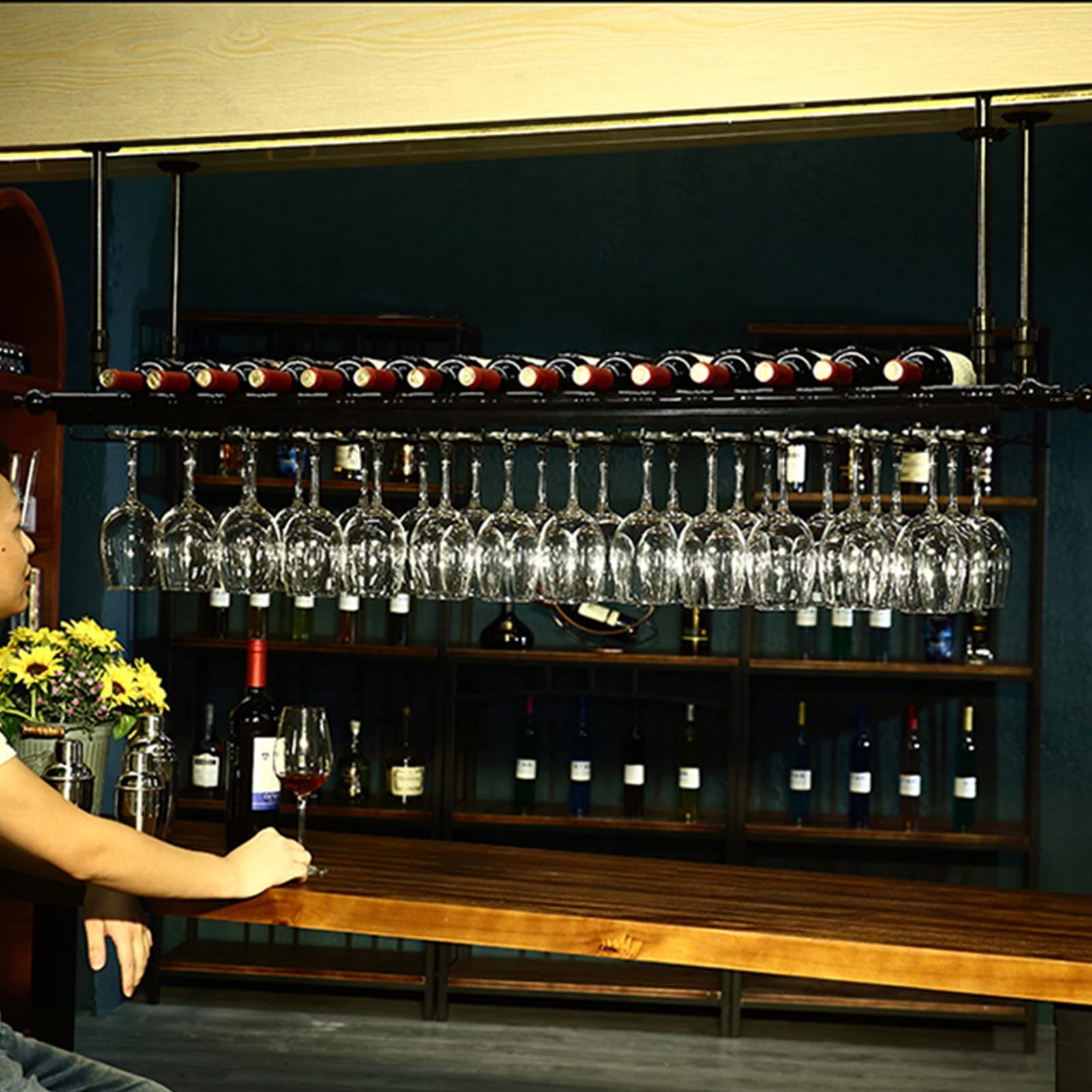 Casier à vin suspendu au plafond en métal noir avec support de verre