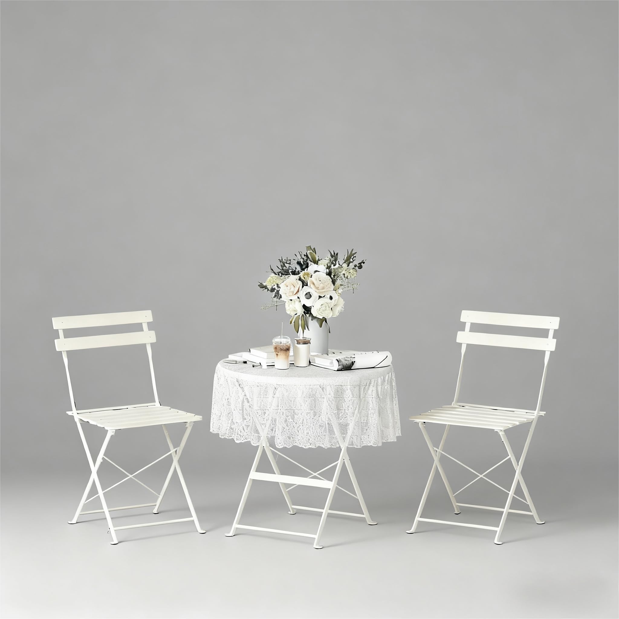 DEWINNER Ensemble De Table Et Chaises De Jardin, Salon De Jardin Extérieur 3 Pièces, Table Ronde avec 2 Chaises Pliantes, Pliable, Blanc, Nappe Imperméable Incluse, pour Balcon, Terrasse, Cour