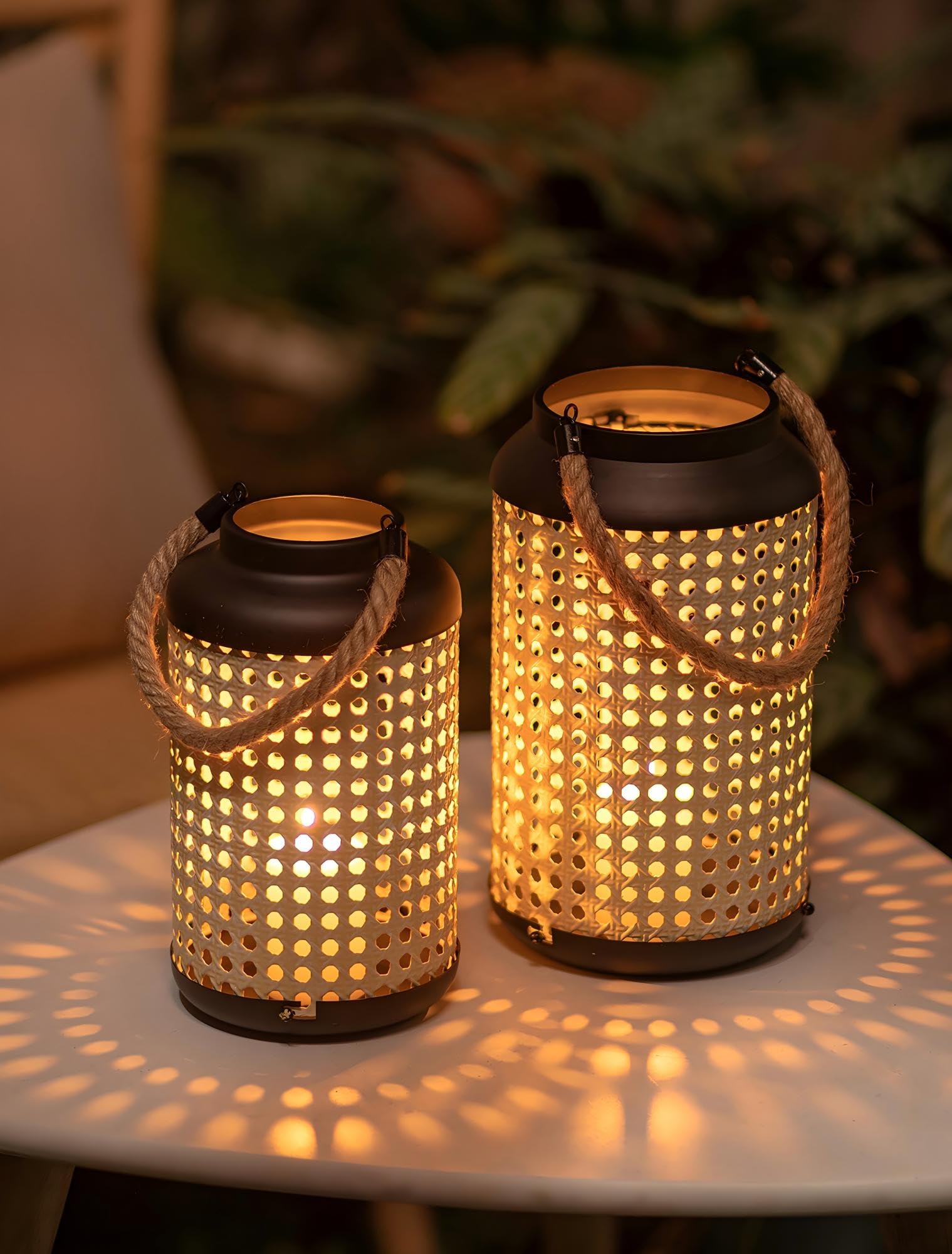 NUPTIO Latarnia z metalowym rattanem w stylu wiejskim: zestaw 2 nowoczesnych świeczników filarowych boho – wiszący rustykalny wystrój domu na zewnątrz, werandę, patio, stół centralny