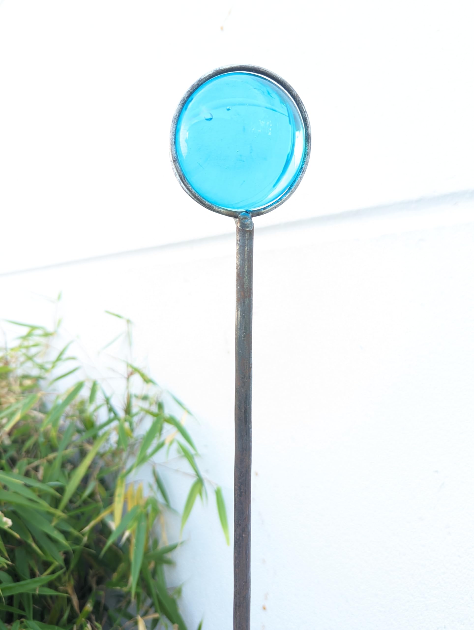 Zen Man Ozdoba ogrodowa ze stali nierdzewnej, wys. 140 cm, ze szklaną kulą, 6 cm, dekoracja ogrodowa, pręt z metalu 032035-1 (turkusowa)