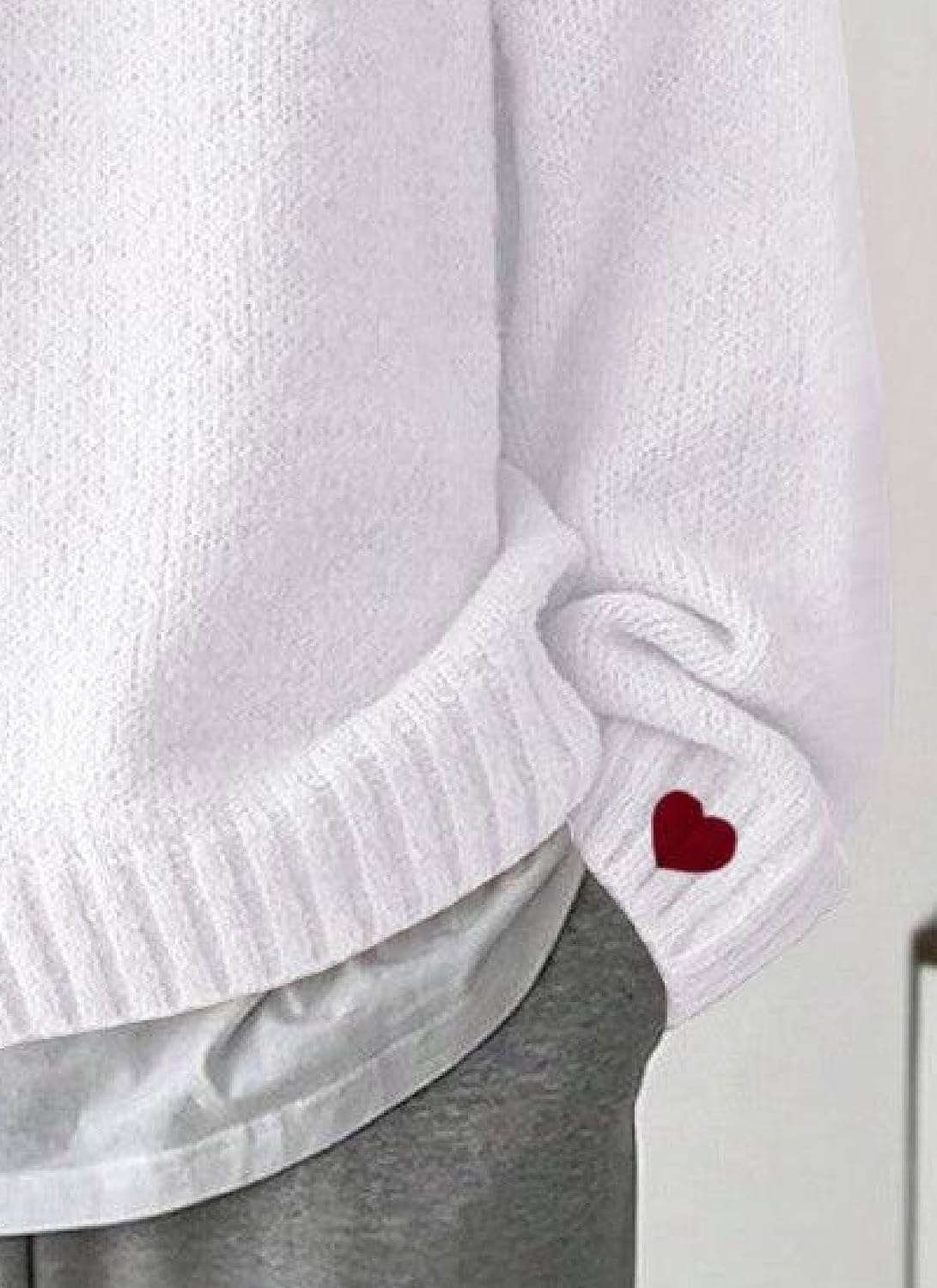 Women's White 2025 Fall Winter Casual Crew Neck Long Sleeve Loose Fit Pullover Sweater with Red Heart Print Tops