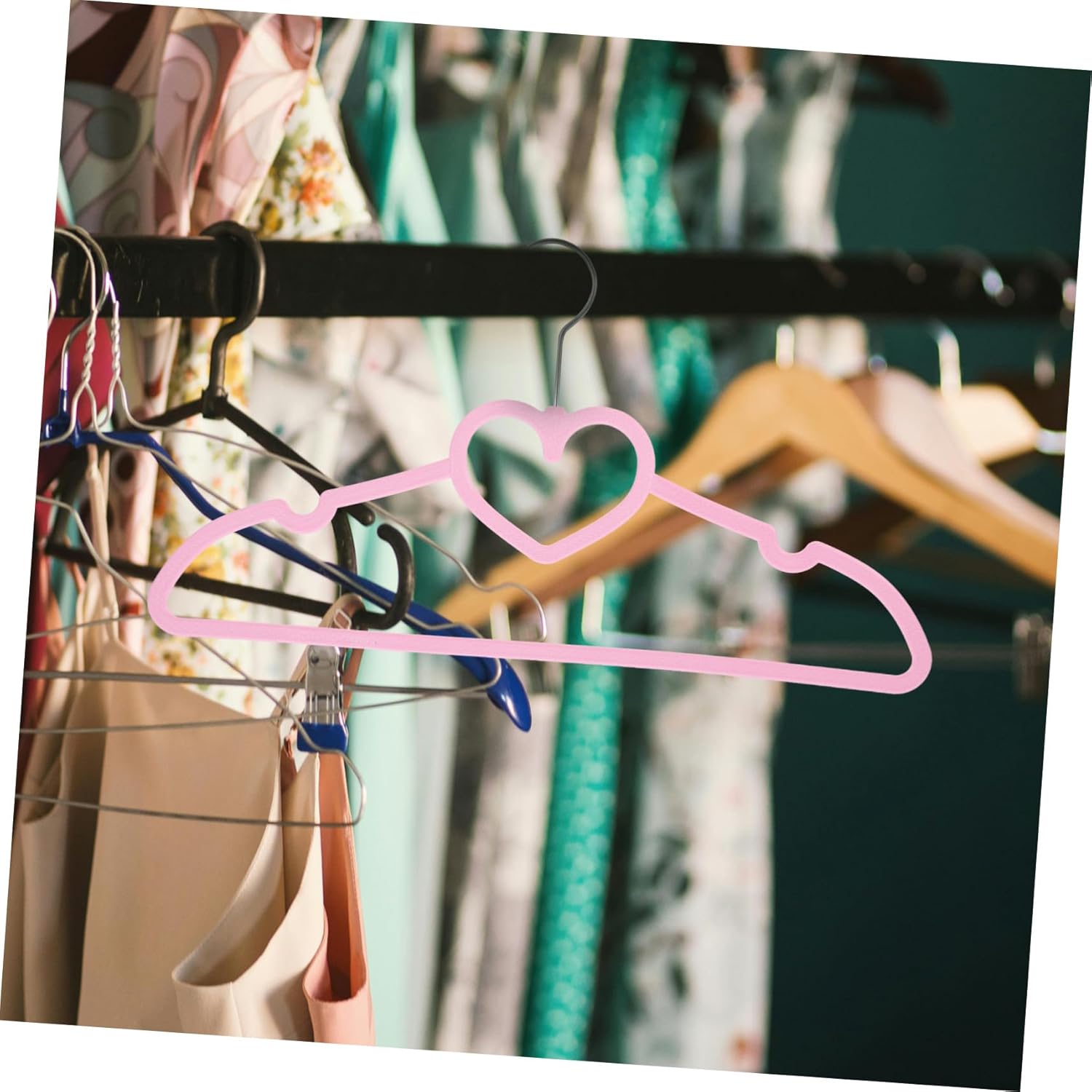 Garneck 20pcs Heart Pattern Non-Slip Plastic Clothes Hangers for Adults and Boy Girl Pink Design for Tidy Closet Organization and Winkle Clothing Storage