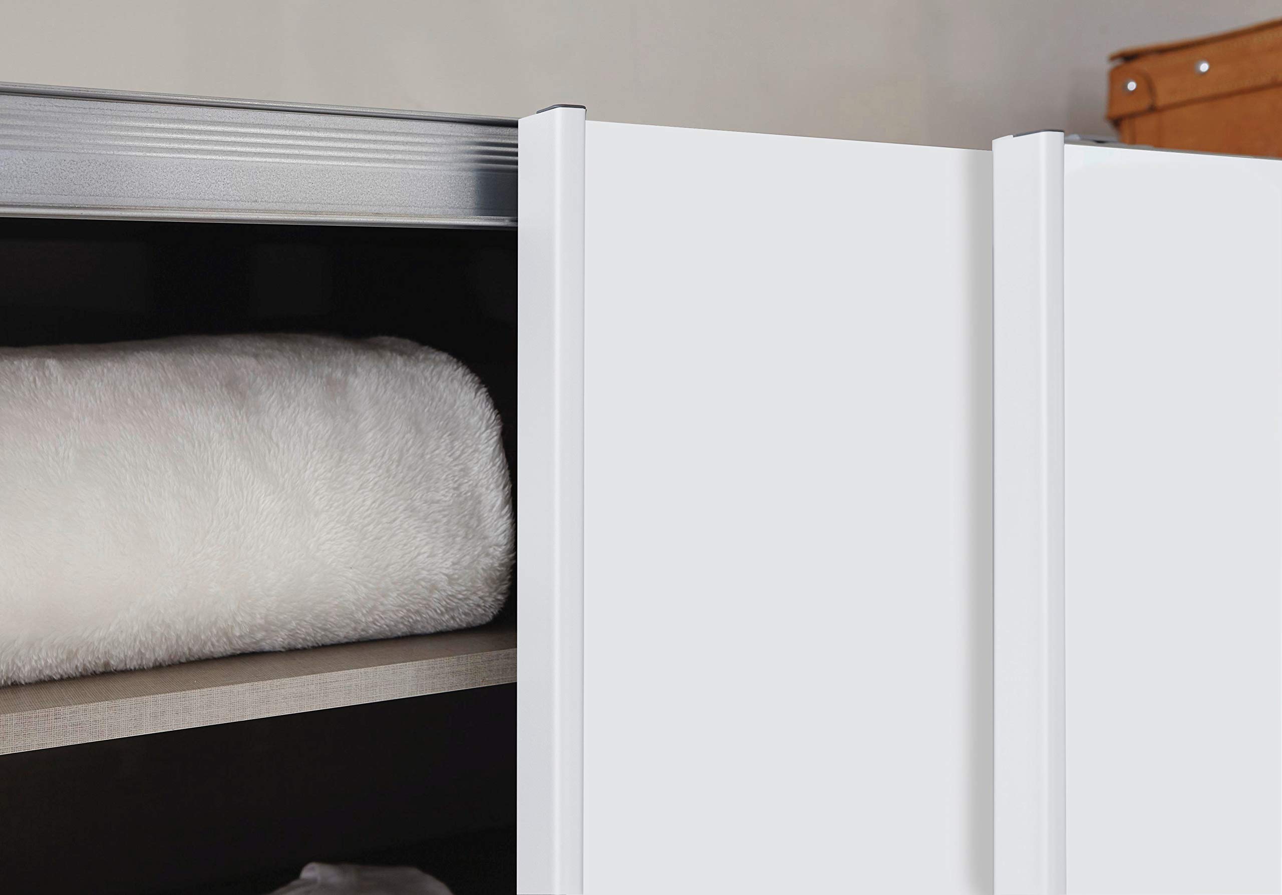 Rauch Möbel Quadra - Armario de 3 Puertas con Espejo, Incluye Accesorios Classic con 3 Barras para Ropa, 5 estantes y 1 Barra de Ganchos, Color Blanco Alpino, 271 x 210 x 62 cm