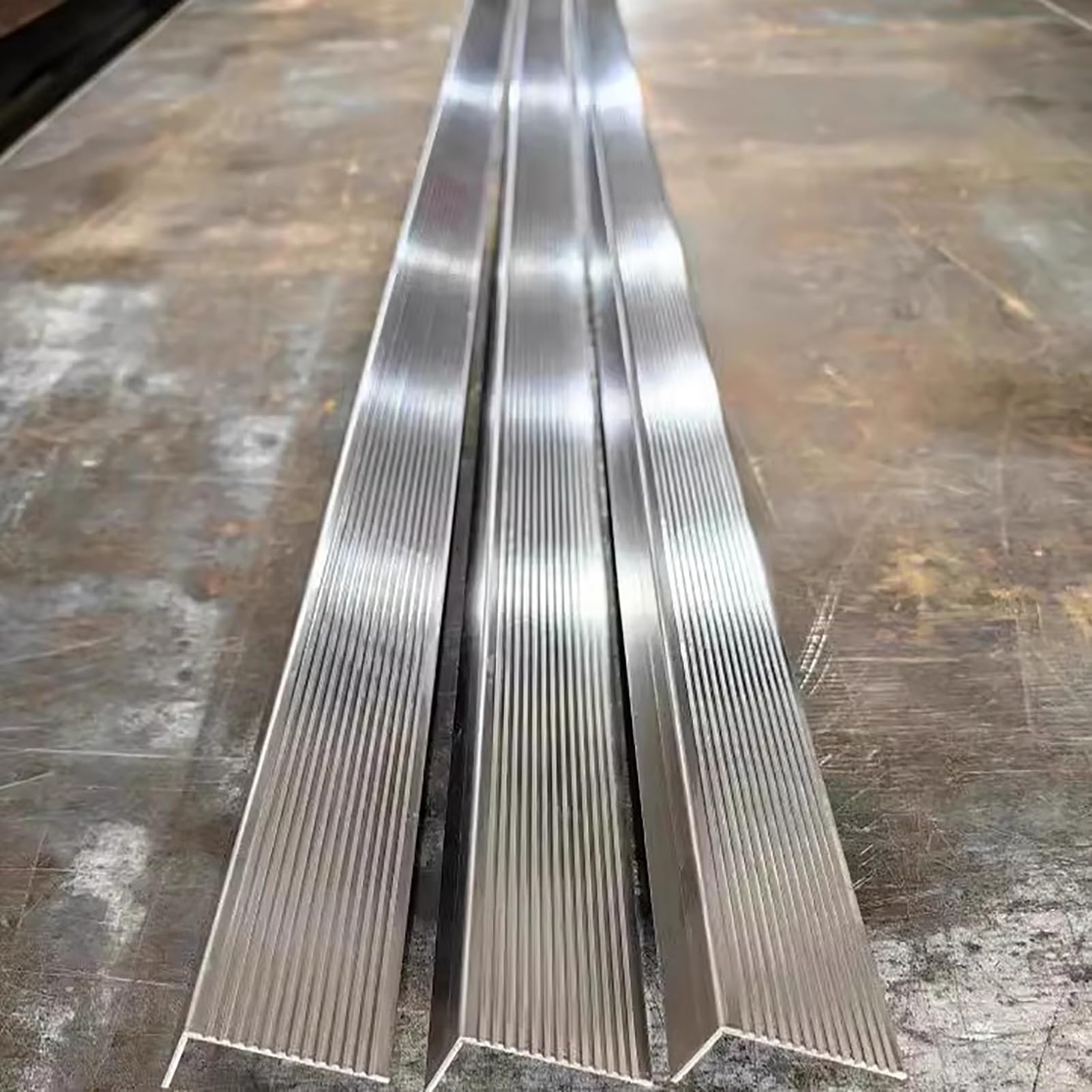 Perfil de Borde Perfil Antideslizante de Acero Inoxidable para Escaleras, Tira de Remate para Escaleras Exteriores, Protector de Bordes de Escalones(L 150cm (59"),W 7cm(2 3/4"))