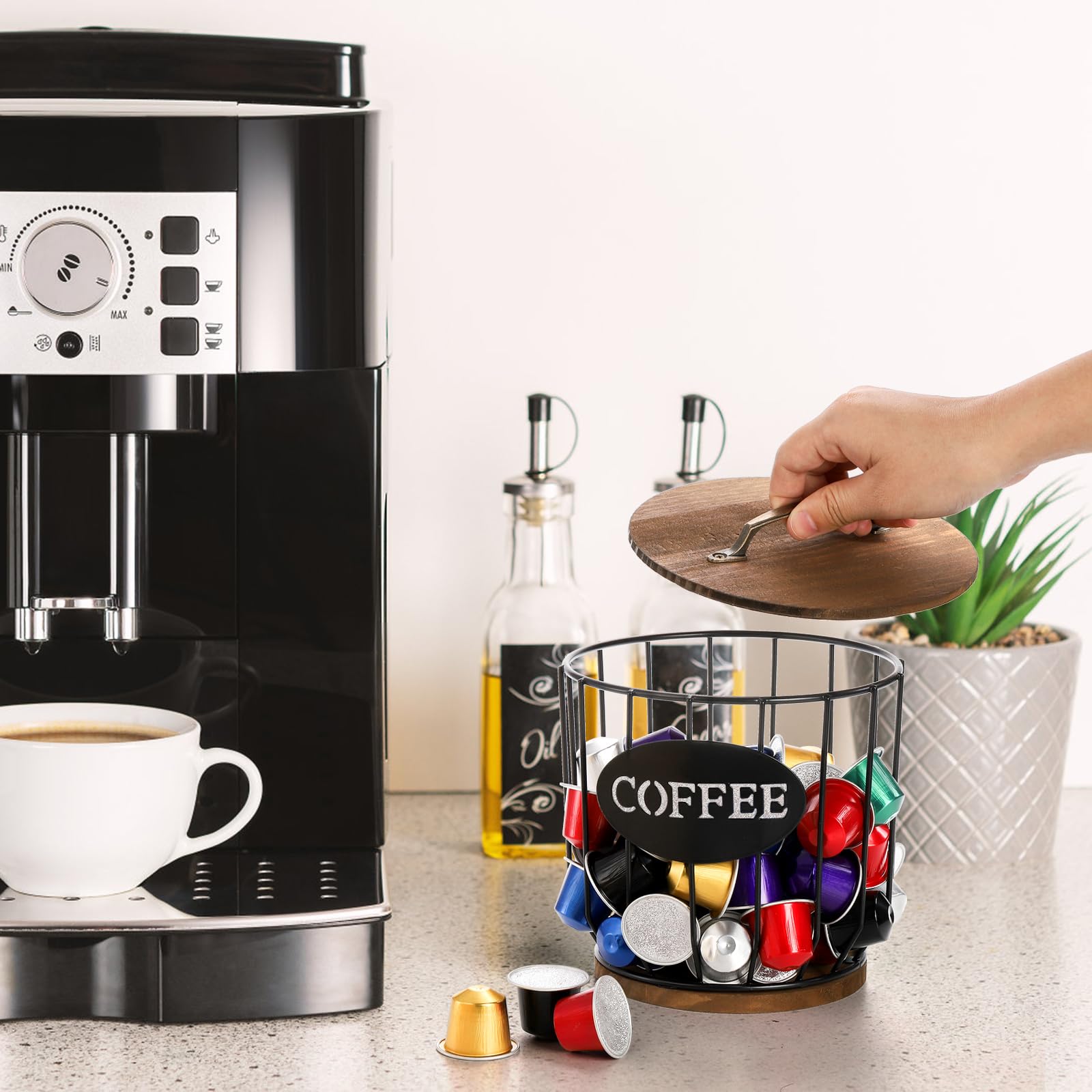 Soporte para cápsulas de café con tapa, soporte para tazas K de gran capacidad con base de madera rústica, cesta de almacenamiento de café de alambre negro para encimera de cocina, organizador 5