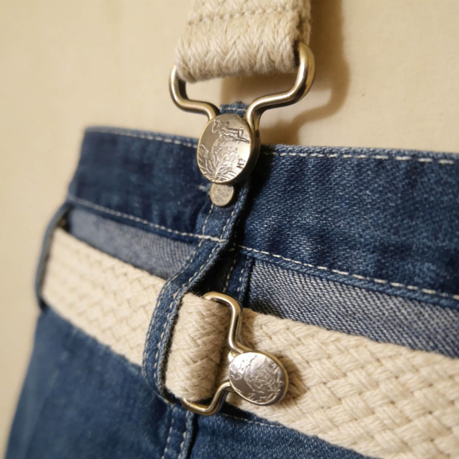 1.5"X0.4" Inner Oval Dimension with 0.45" Circular Hole Dia Triangle Ring Buckle for Strap