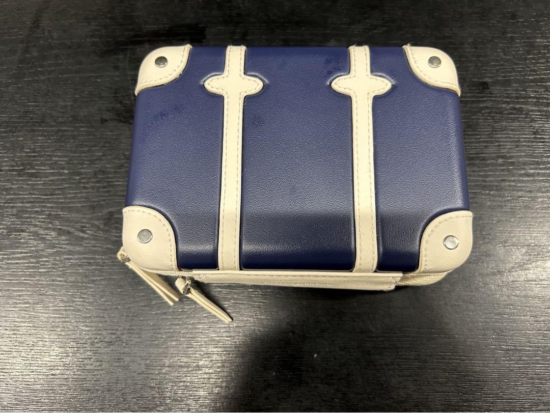 ANAのファーストクラスのアメニティポーチ ANA、国際線ファースト・ビジネスのアメニティ刷新 英ETTINGERの