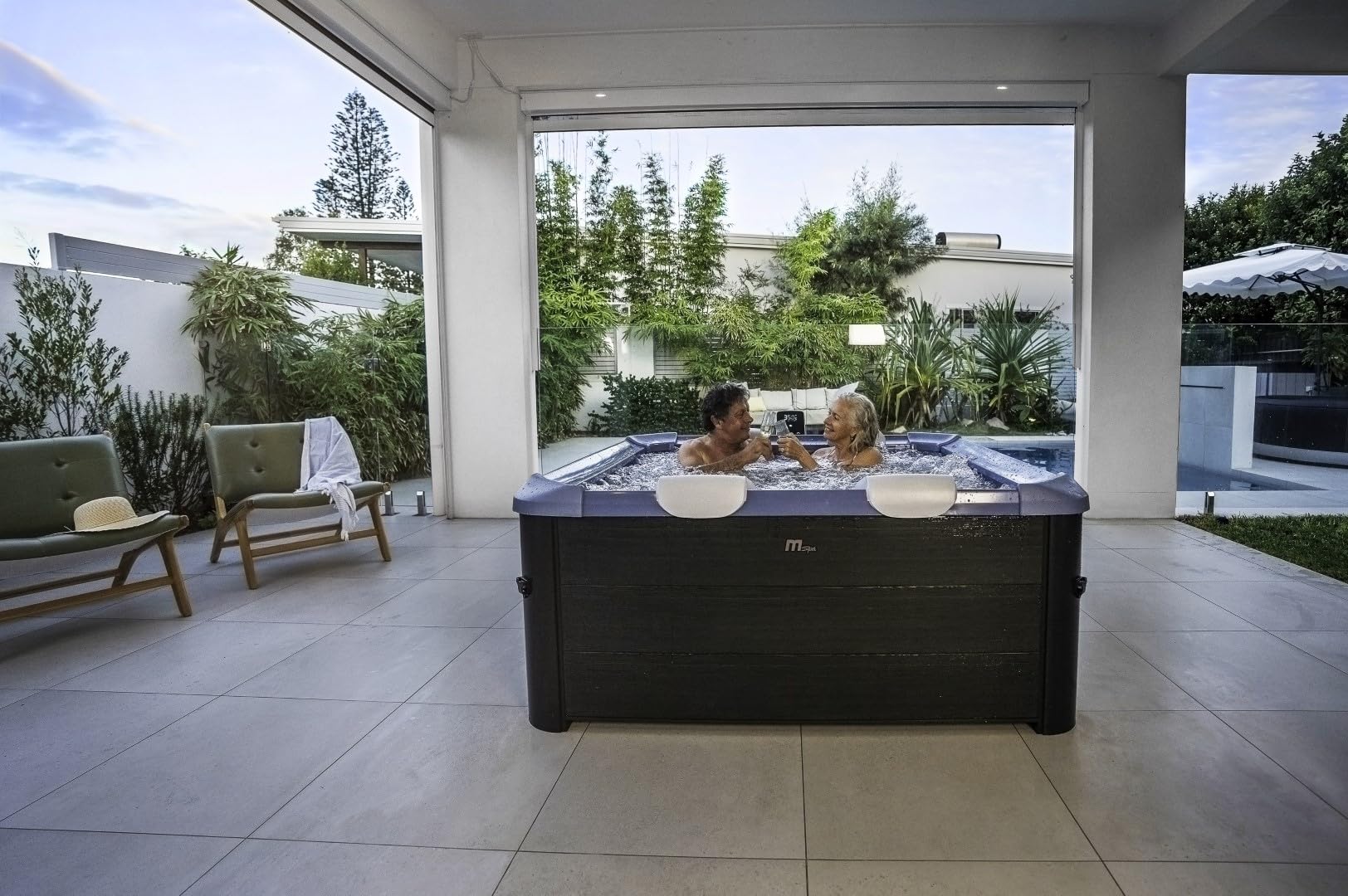 MSPA Oslo Saphire - 160 x 160 x 65 cm - Gonflable d'extérieur pour 6 Personnes avec 120 Jets de Massage, 8 Jets Hydro-Chauffage, Chauffage PTC, LED, désinfection à l'ozone et