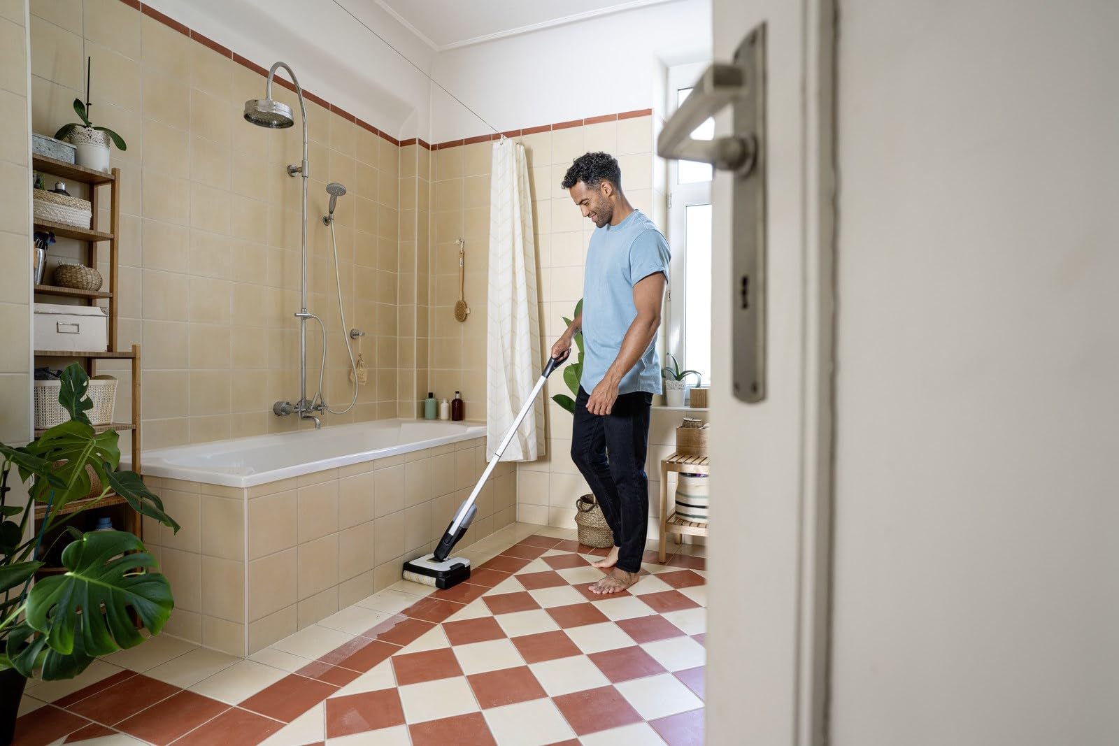 KARCHER FC 2-4 - Limpiasuelos - Recoge la suciedad seca y h�meda de una sola pasada - Posici�n de aparcamiento