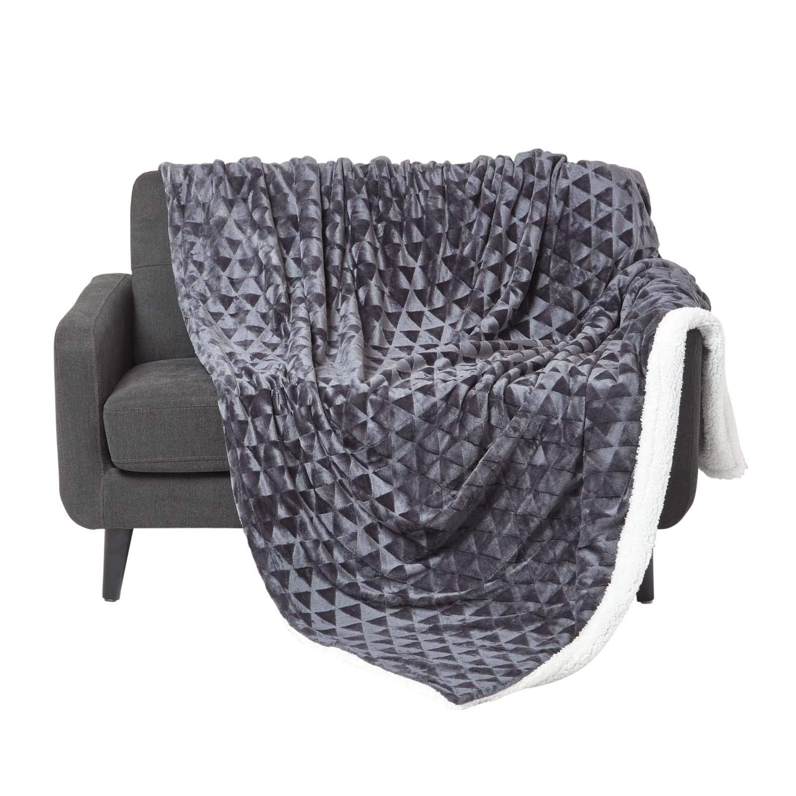 Homescapes Dark Grey Patterned Sherpa Fleece Throw Blanket - Soft Velvet Sofa Throw, Warm Fluffy Blanket For Beds, Thick & Cosy Reversible Blankets, Triangular Geometric Design - 130 X 160Cm