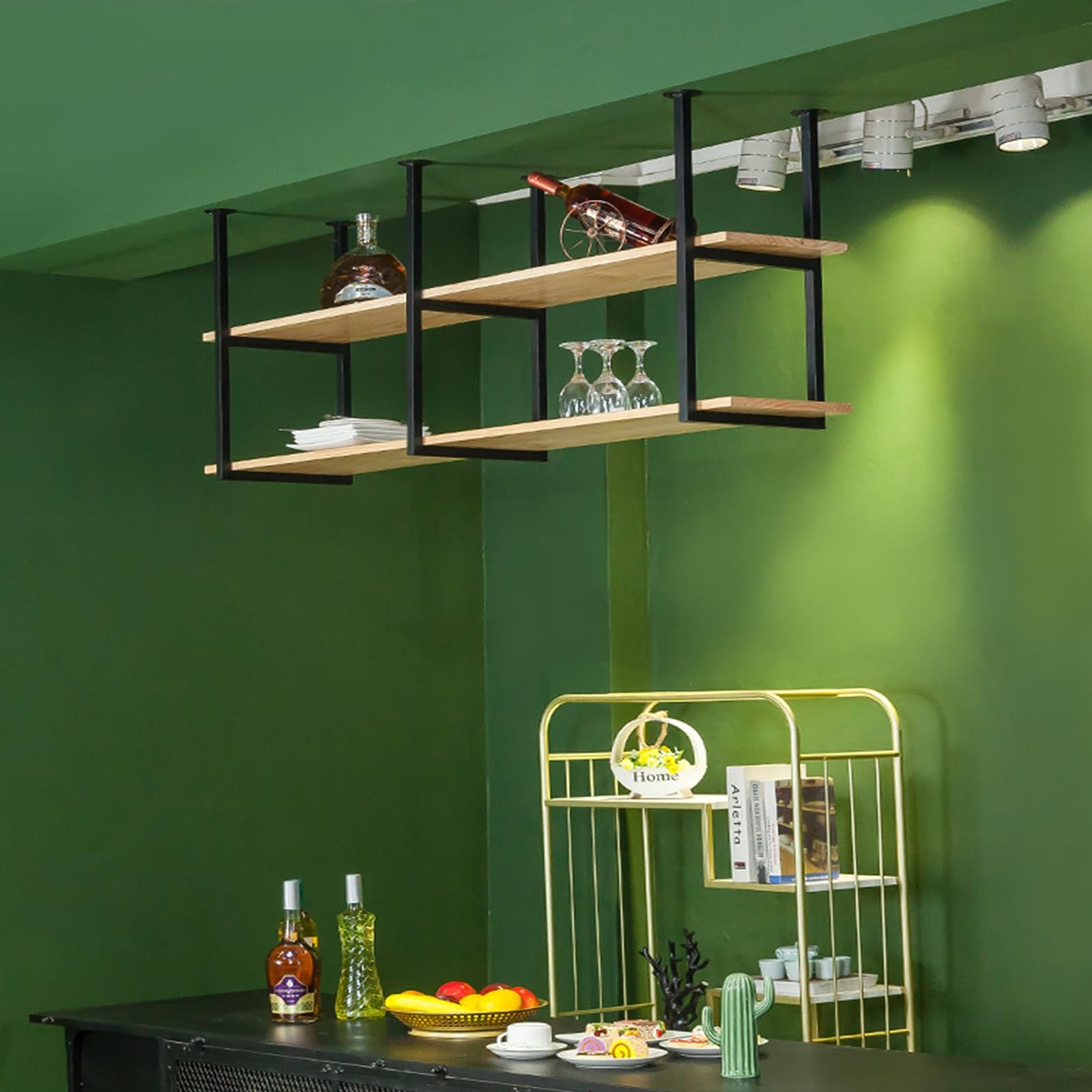 Étagère pour casseroles et poêles suspendue au plafond pour une cuisine conviviale