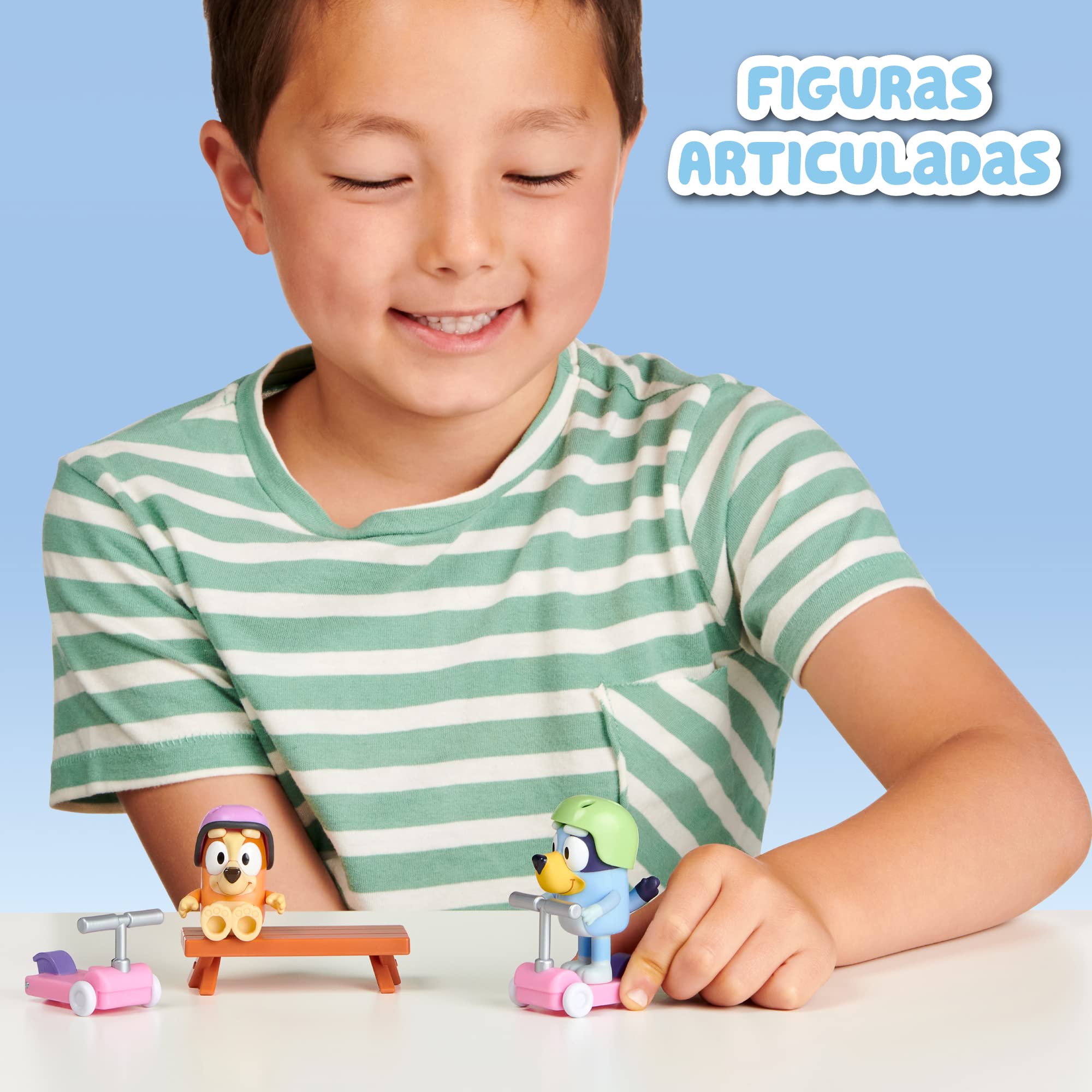 Bluey - Vehículos Scooters, con 2 Figuras de los protagonistas de la Serie, Bingo la Hermana de Blue, y de Accesorios 2 patinetes Scooter con Ruedas y 2 Cascos, +3 años de Edad, Famosa (BLY12100)