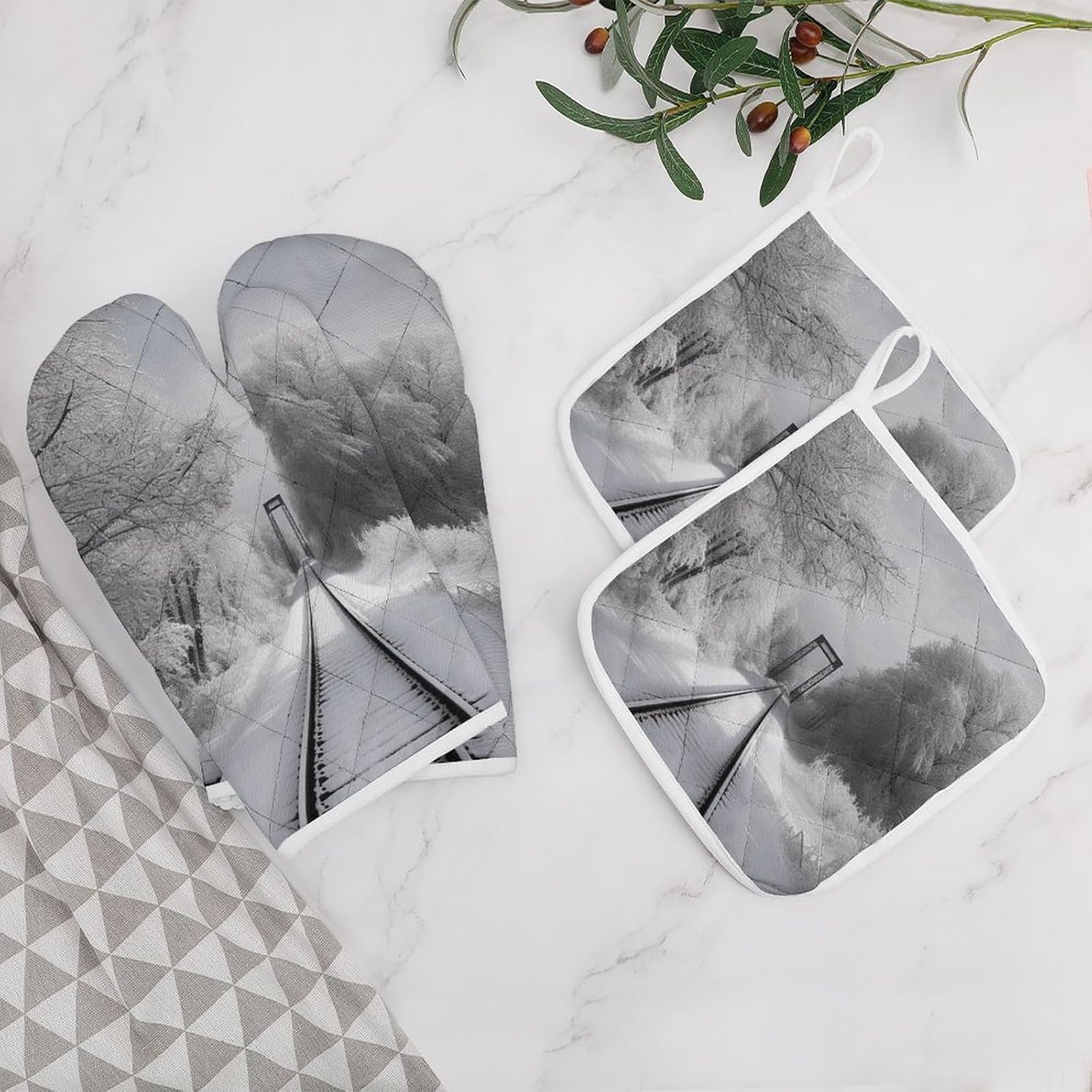 4-Piece Oven Mitts and Pot Holders Set Snowy Train Tracks Printed Heat-Resistant Polyester Kitchen Gloves and Potholders Comfortable & Durable for Cooking Baking and Grilling
