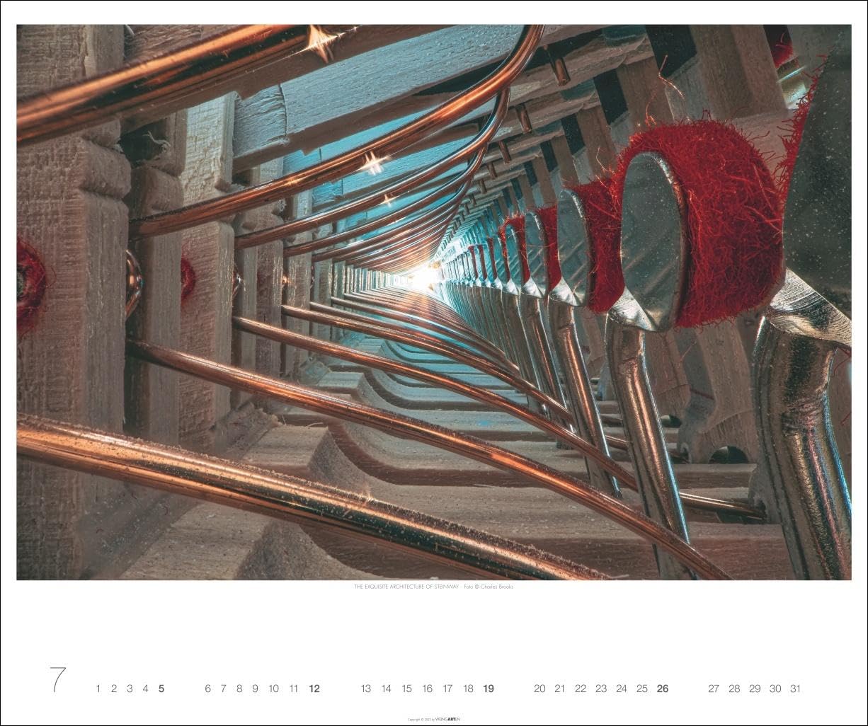 Architecture in Music Kalender 2026 - Musikinstrumente von innen: Charles Brooks‘ Fotokunst in einem großen Wandkalender, der neue Perspektiven eröffnet. Querformat 55 x 46 cm