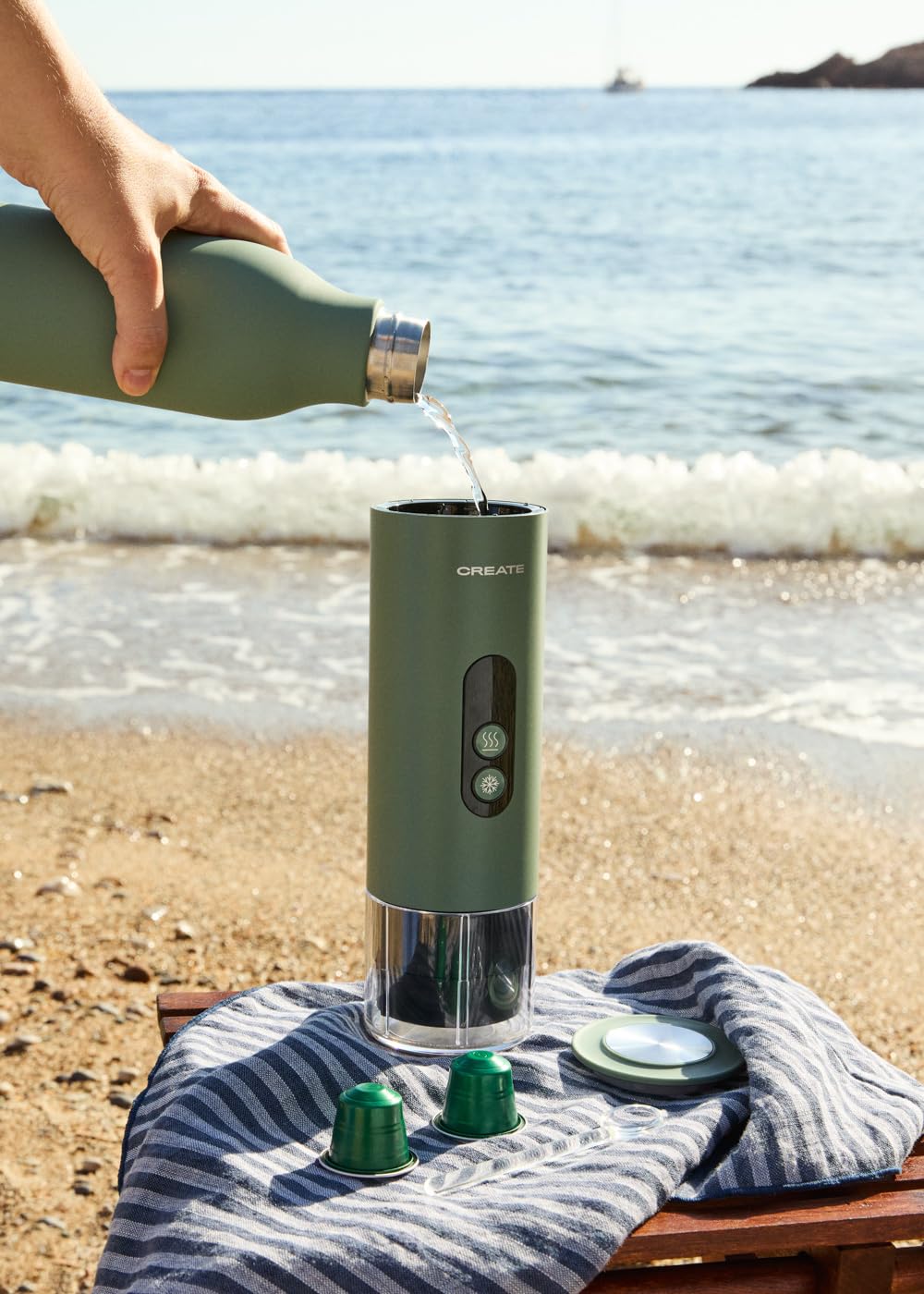 CREATE / THERA MOVE/Cafetera express portátil con funda de transporte para cápsulas y café molido verde sage/Preparación en frío y en caliente, 15 bar, capacidad de 80ml, 150W