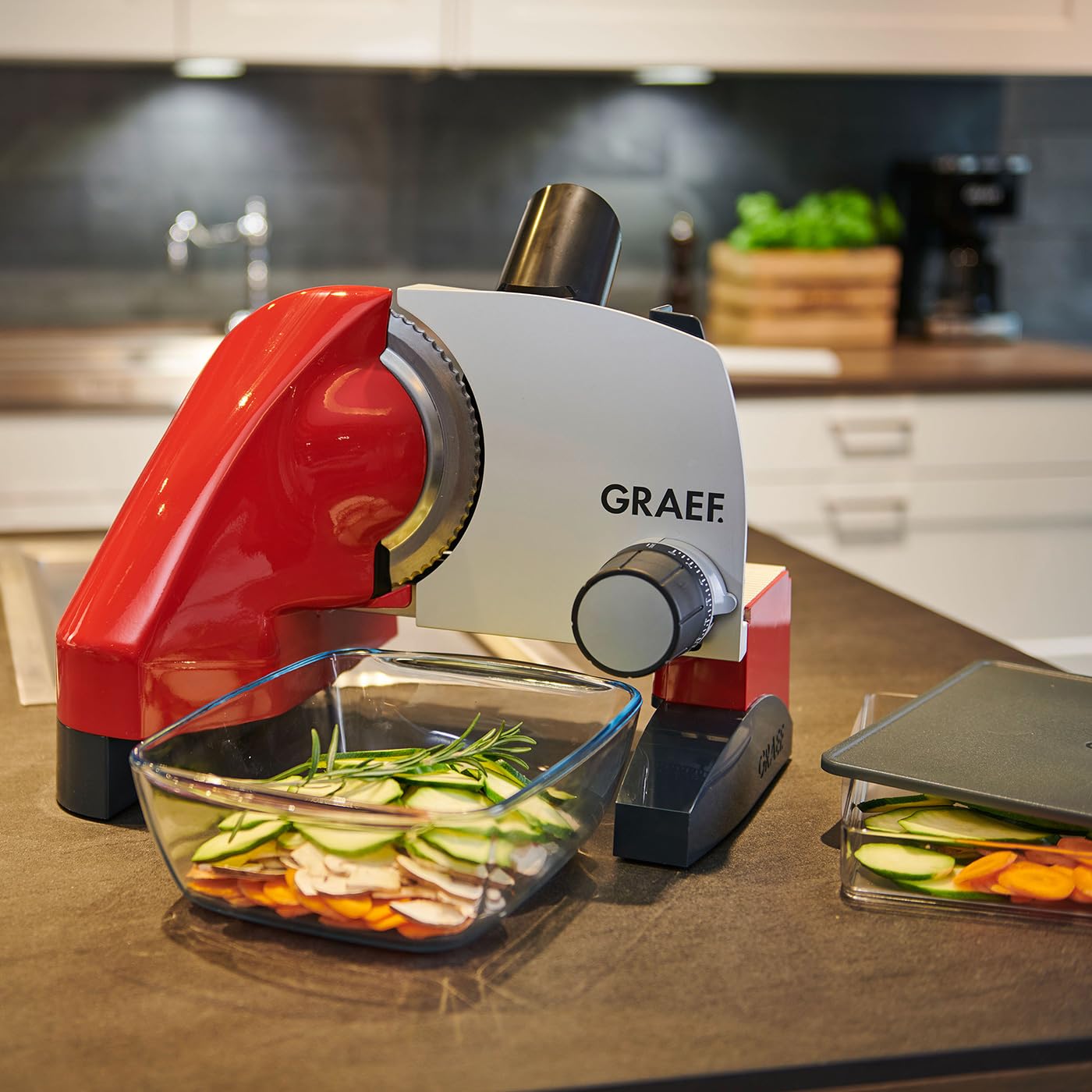 GRAEF. Allesschneider SKS500 rot, kompakter Metall-Allesschneider mit erhöhter Bauweise für Brötchen und Aufbewahrungsbox, Edelstahlmesser Ø170 mm, stufenlose Schnittstärkeneinstellung
