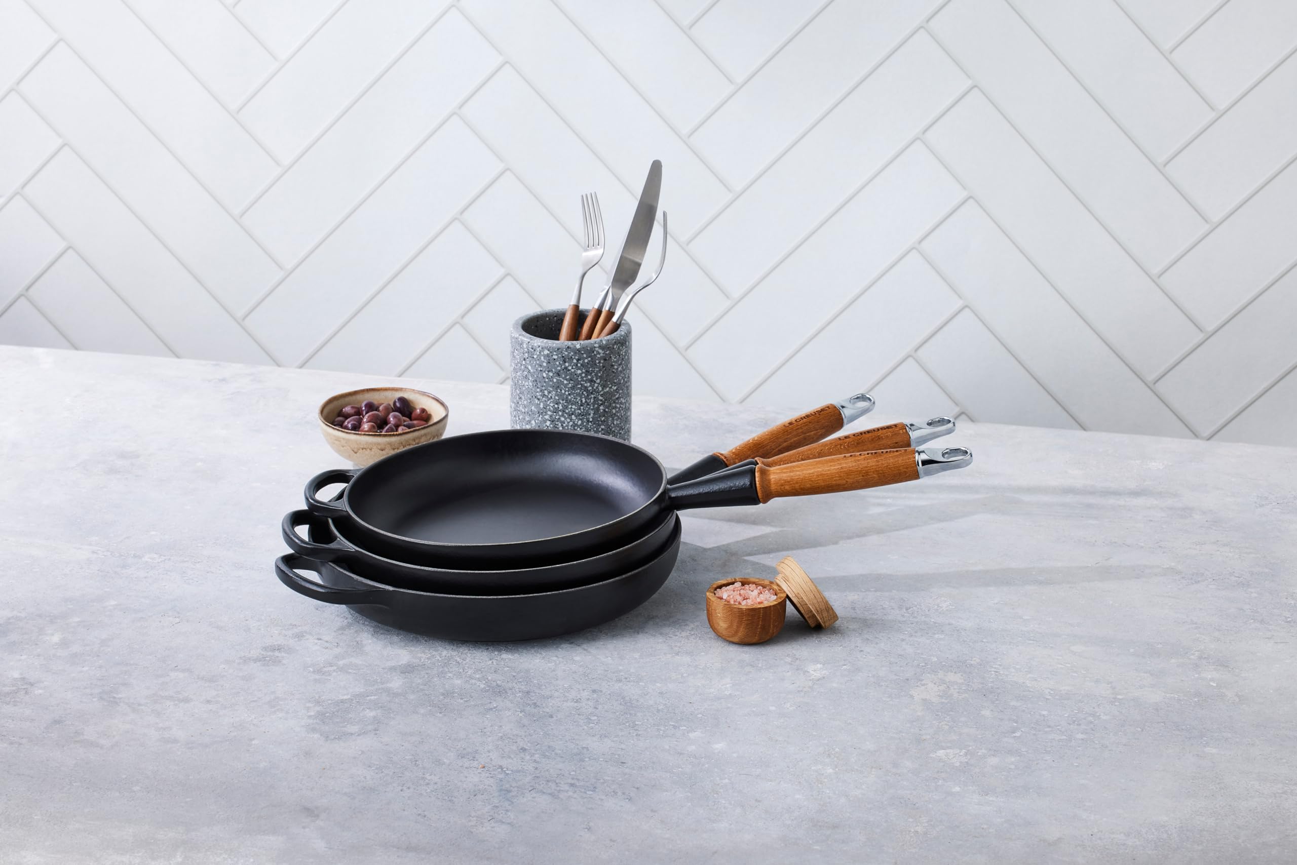 Le Creuset Signature gusseiserne Bratpfanne mit Holzgriff 24 cm Schwarz matt – Bild 5