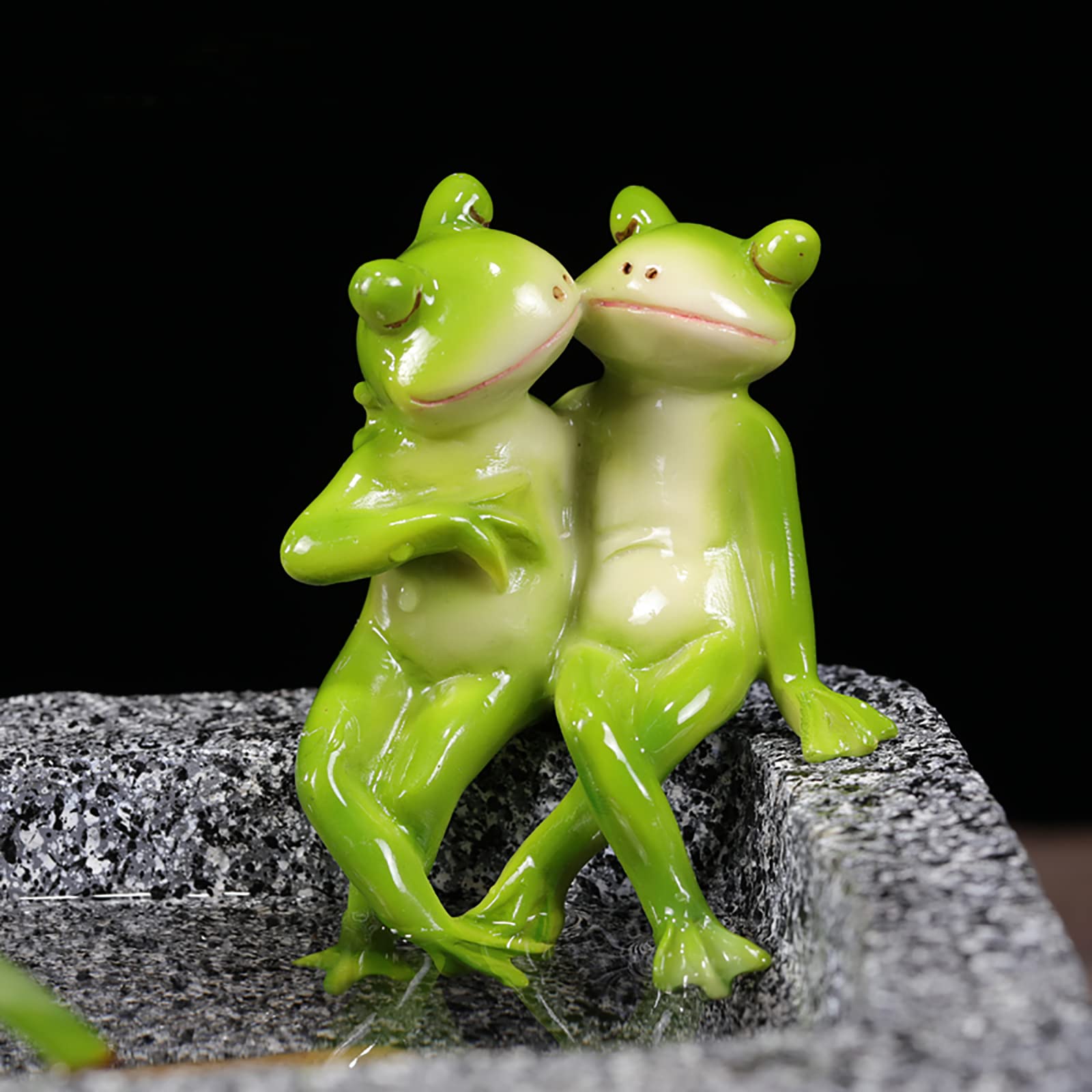 Figurine grenouilles couple embrasser en résine pour décoration maison