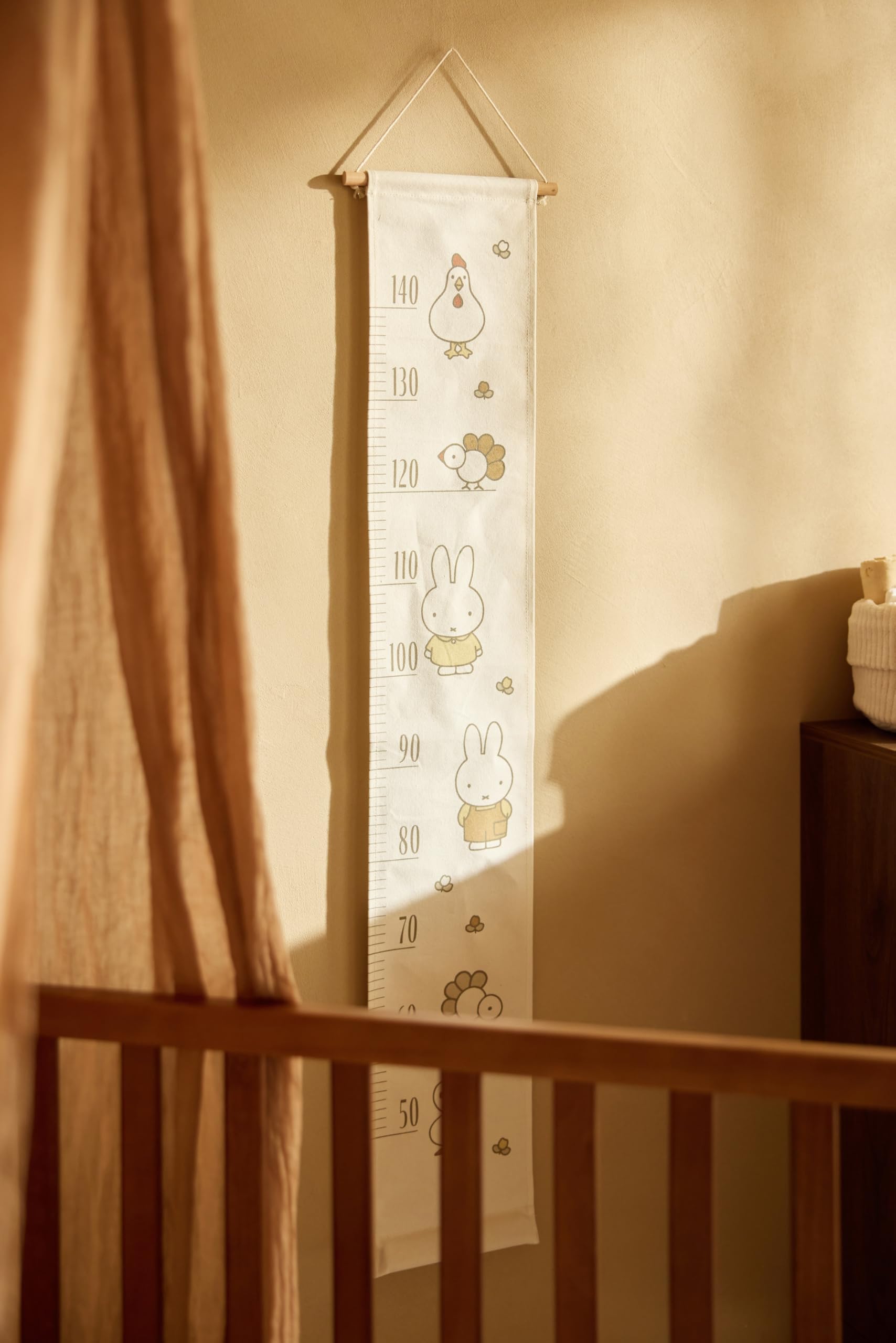 Jollein Toise murale enfant - Miffy Family Farm - toise en tissu pour chambre d’enfant - avec motifs Miffy à la ferme - à suspendre - déco chambre enfant - suivre la croissance et créer des souvenirs