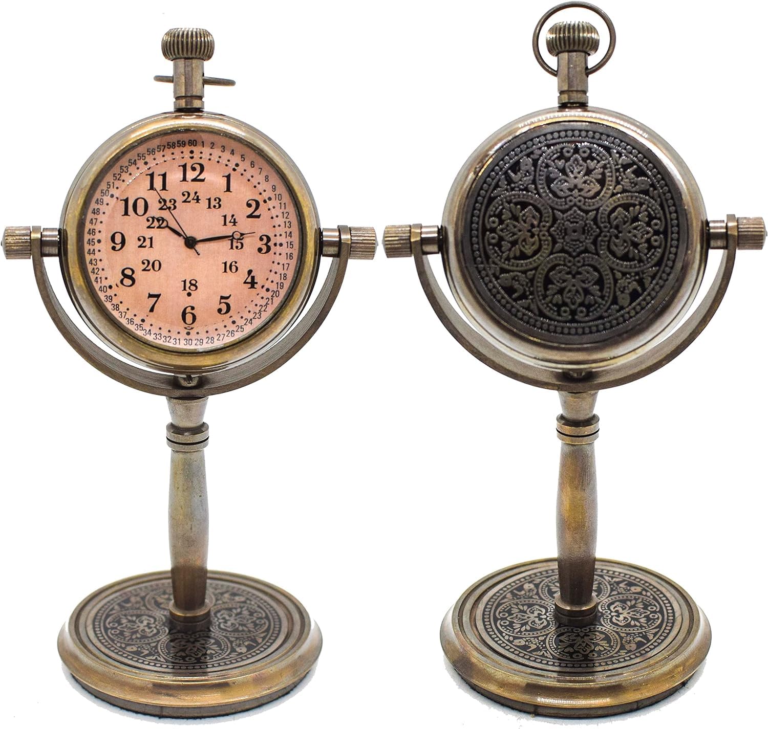 Reloj de mesa analógico de latón antiguo contra el desorden digital